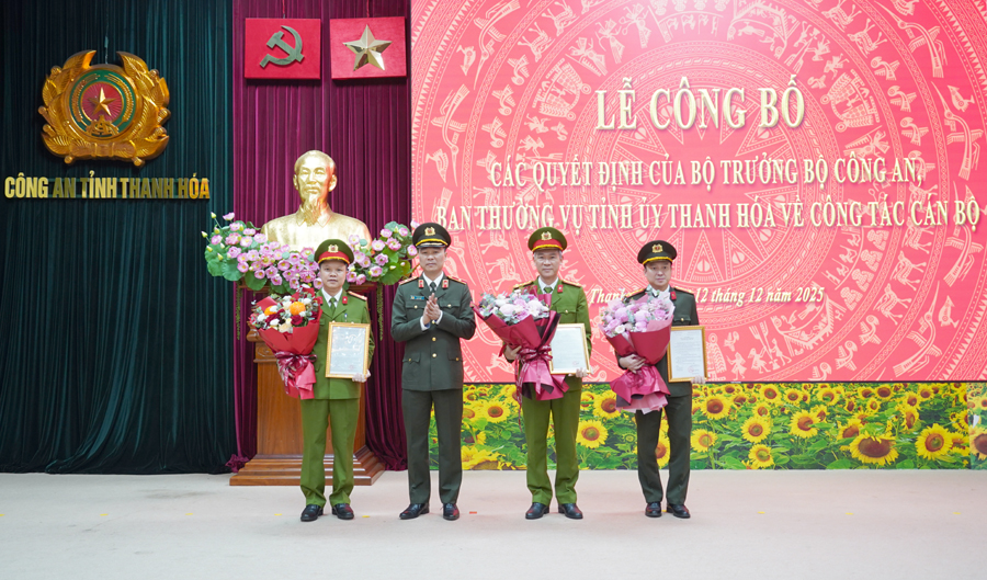 Công an Thanh Hóa trao các quyết định của Bộ trưởng Bộ Công an về công tác cán bộ - Ảnh 1.