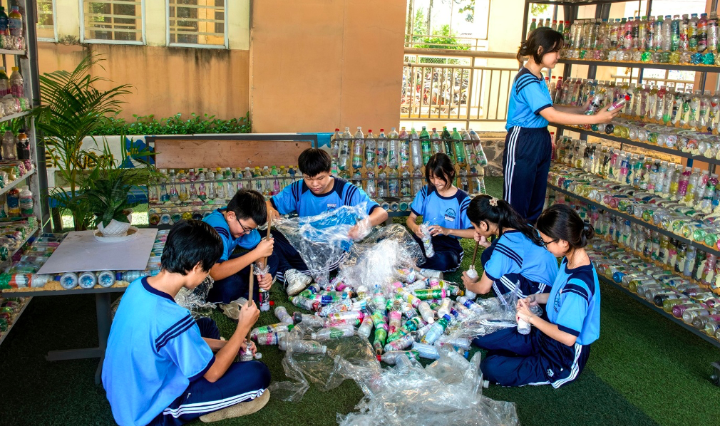 Nhựa t&aacute;i chế l&ecirc;n kệ h&agrave;ng, người ti&ecirc;u d&ugrave;ng vẫn "m&ugrave; mờ" khi chọn mua - Ảnh 1.