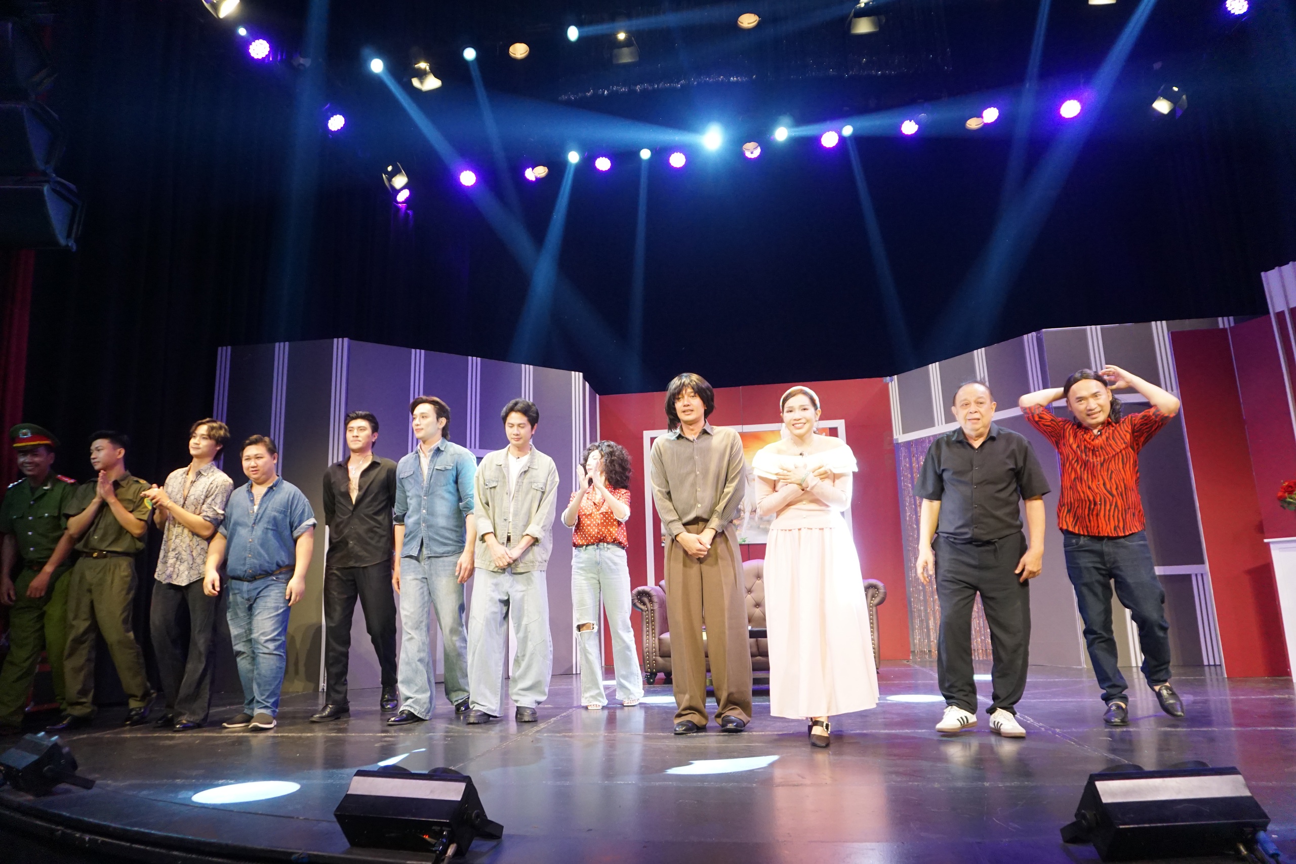 Thu Trang, Tiến Luật, Khả Như, Quang Tuấn quậy tung nóc "Sinh nhật triệu đô" - Ảnh 4.