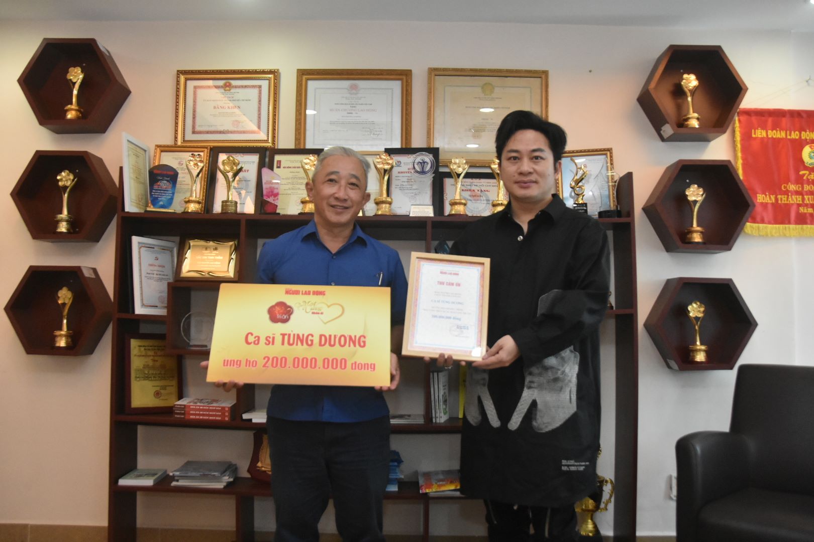Ca sĩ T&ugrave;ng Dương tặng 200 triệu đồng cho quỹ "Mai v&agrave;ng tri &acirc;n"  - Ảnh 1.