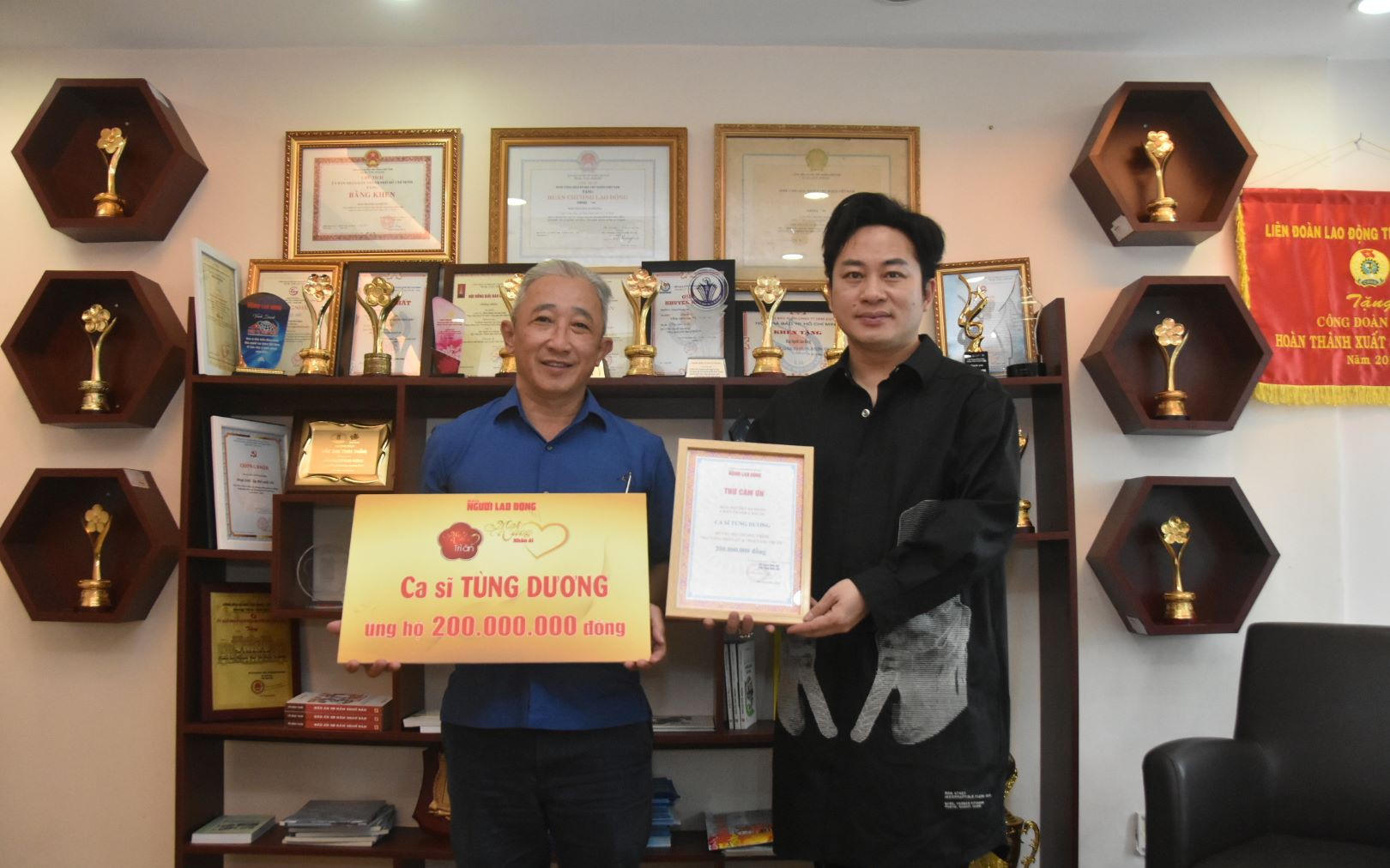 Ca sĩ Tùng Dương tặng 200 triệu đồng cho chương trình "Mai Vàng tri ân" và "Mai Vàng nhân ái"