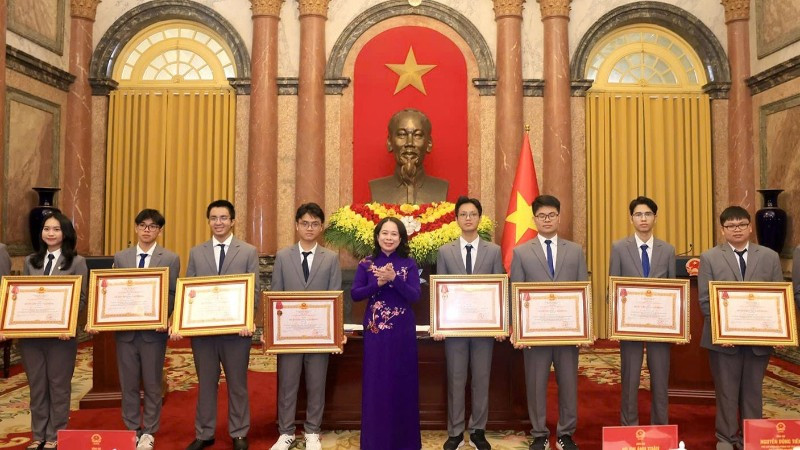 24 học sinh có thành tích xuất sắc nhận Huân chương Lao động - Ảnh 2.