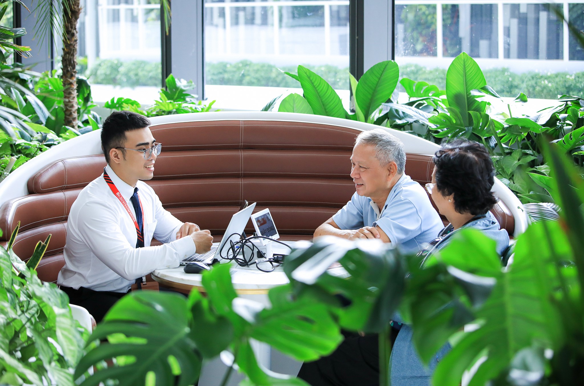 Khách hàng hưởng lợi gì từ cuộc đua hệ sinh thái ngân hàng - bảo hiểm? - Ảnh 2.