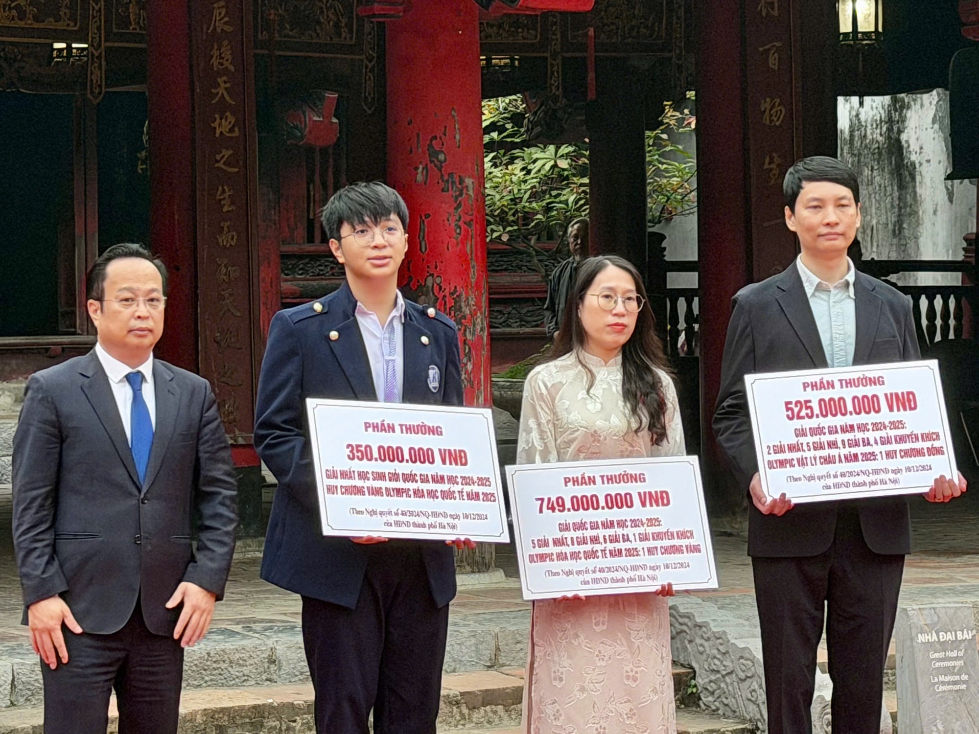 Trao thưởng 23 tỉ đồng cho học sinh, gi&aacute;o vi&ecirc;n đạt th&agrave;nh t&iacute;ch cao c&aacute;c kỳ thi học sinh giỏi - Ảnh 1.