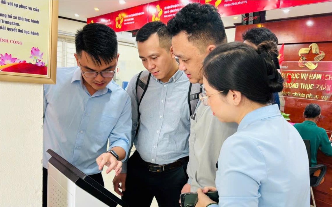 Đưa dịch vụ công trực tuyến về với bản làng, người dân