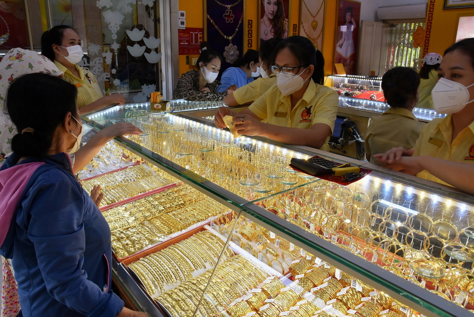 Gi&aacute; v&agrave;ng h&ocirc;m nay 13-12: Tăng l&ecirc;n mức cao nhất trong 7 tuần qua - Ảnh 1.