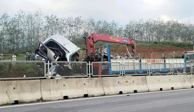 Vụ tai nạn nghiêm trọng trên cao tốc Bắc - Nam khiến 2 người chết, 4 người bị thương - Ảnh 1.