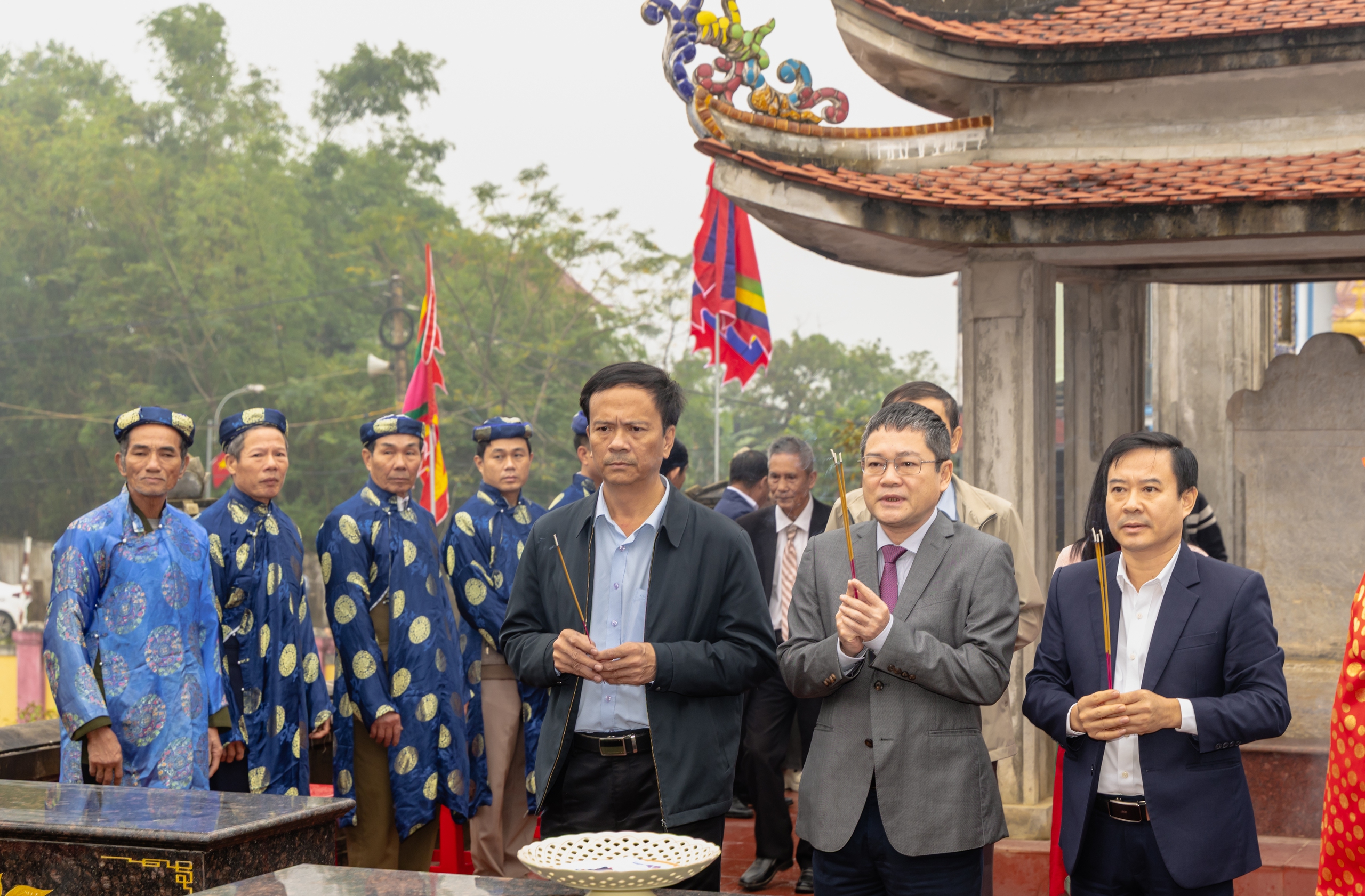 Điều chưa kể về ng&ocirc;i đền Song Trung v&agrave; mộ hai cha con c&ocirc;ng thần thời Hậu L&ecirc; ở Quảng Trị - Ảnh 2.