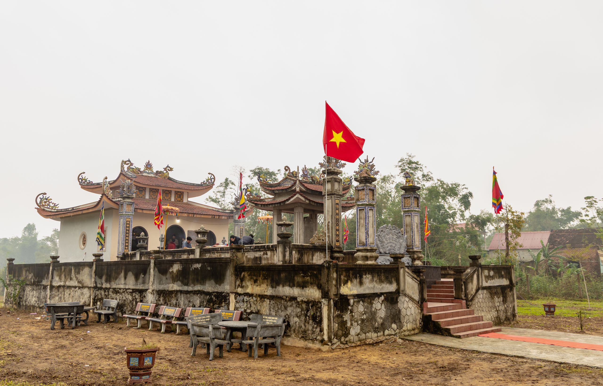 Điều chưa kể về ng&ocirc;i đền Song Trung v&agrave; mộ hai cha con c&ocirc;ng thần thời Hậu L&ecirc; ở Quảng Trị - Ảnh 5.
