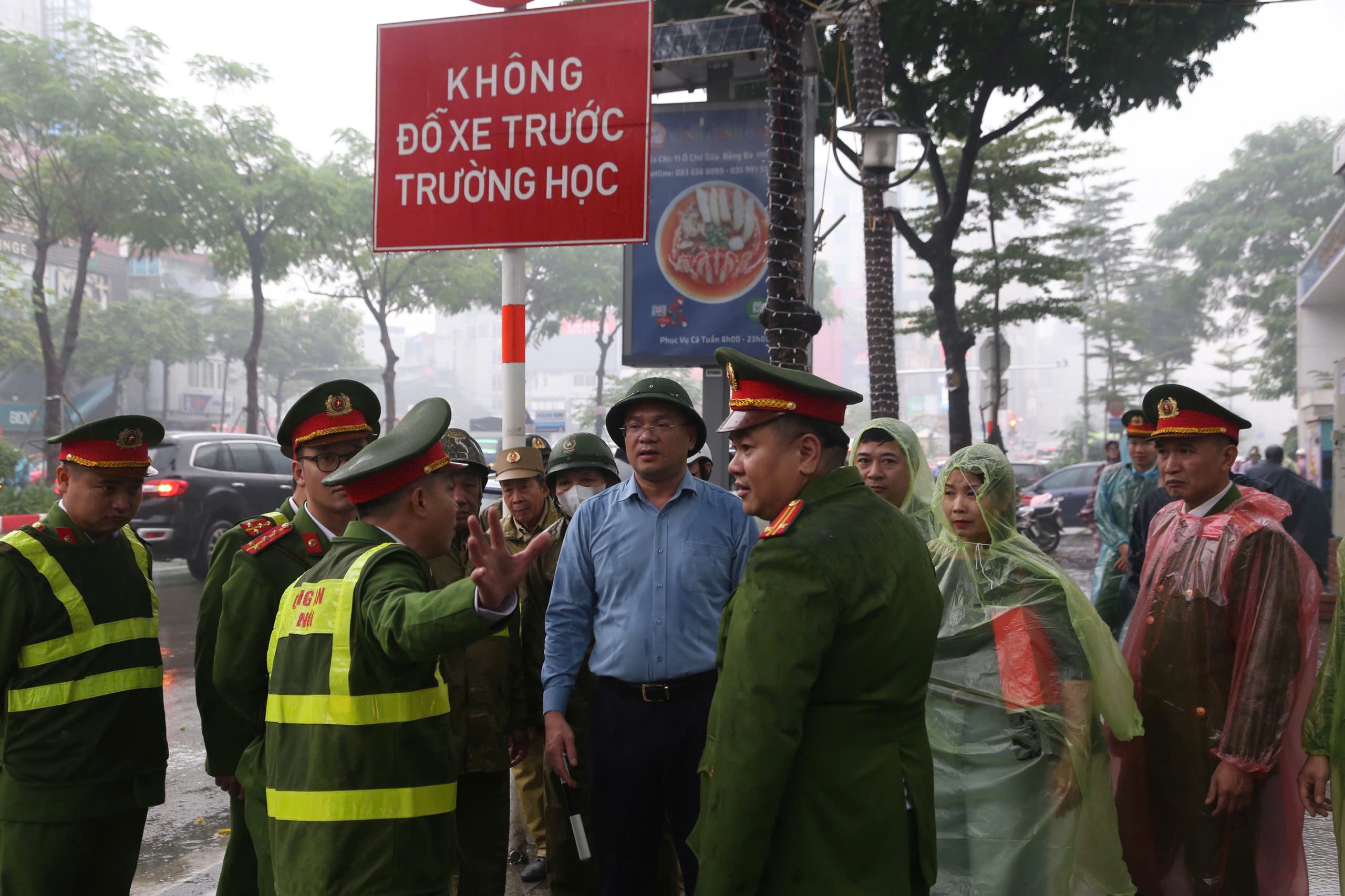 TP H&agrave; Nội ra qu&acirc;n lập lại trật tự đ&ocirc; thị, gi&agrave;nh lại vỉa h&egrave; l&ograve;ng đường ở 126 x&atilde;, phường - Ảnh 3.
