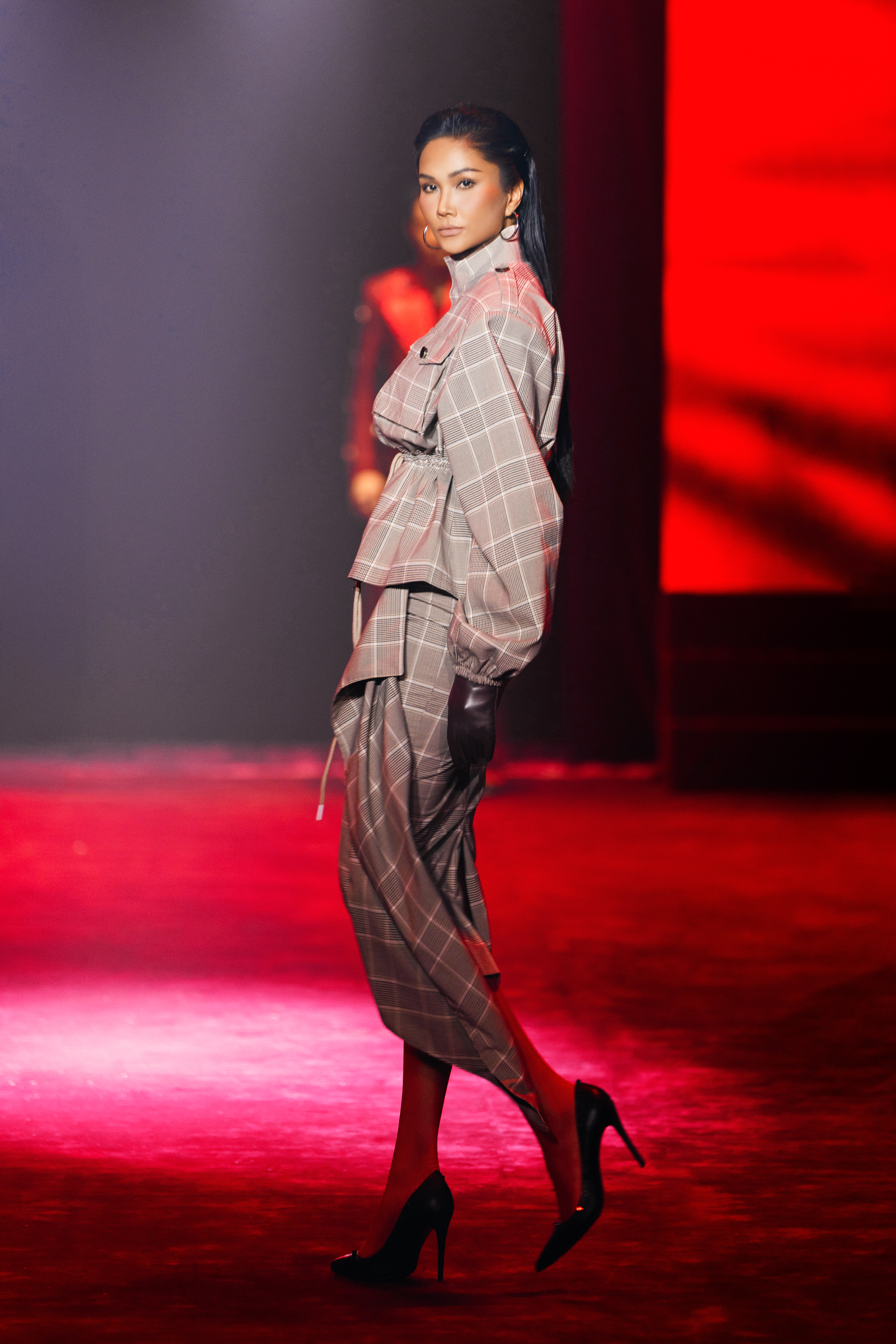 H'Hen Ni&ecirc; thần th&aacute;i mở m&agrave;n cho Extra men show  - Ảnh 4.