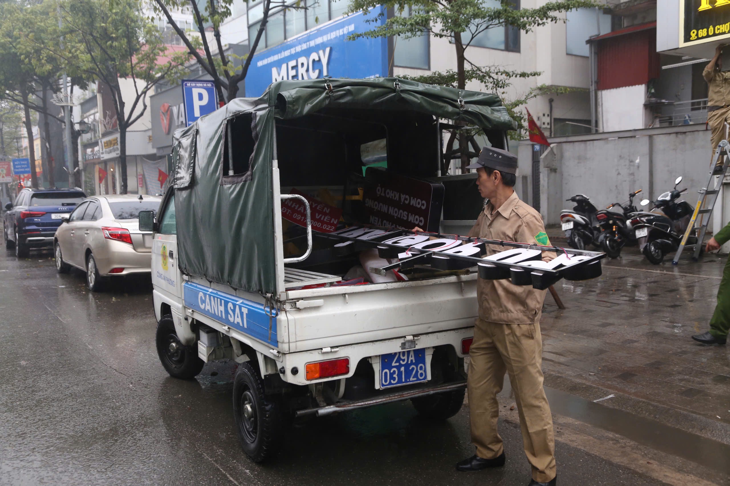 TP H&agrave; Nội ra qu&acirc;n lập lại trật tự đ&ocirc; thị, gi&agrave;nh lại vỉa h&egrave; l&ograve;ng đường ở 126 x&atilde;, phường - Ảnh 8.