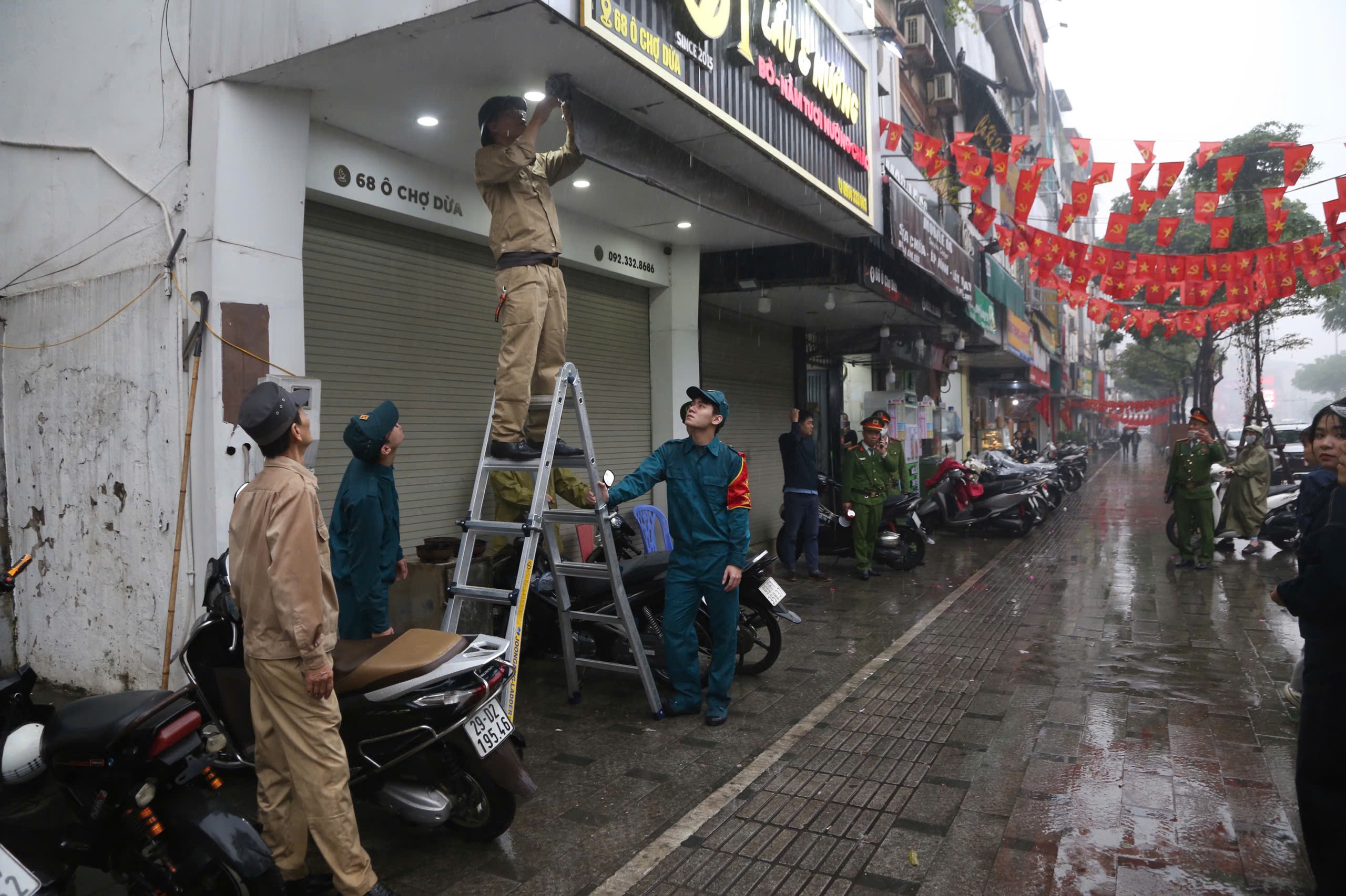TP H&agrave; Nội ra qu&acirc;n lập lại trật tự đ&ocirc; thị, gi&agrave;nh lại vỉa h&egrave; l&ograve;ng đường ở 126 x&atilde;, phường - Ảnh 6.