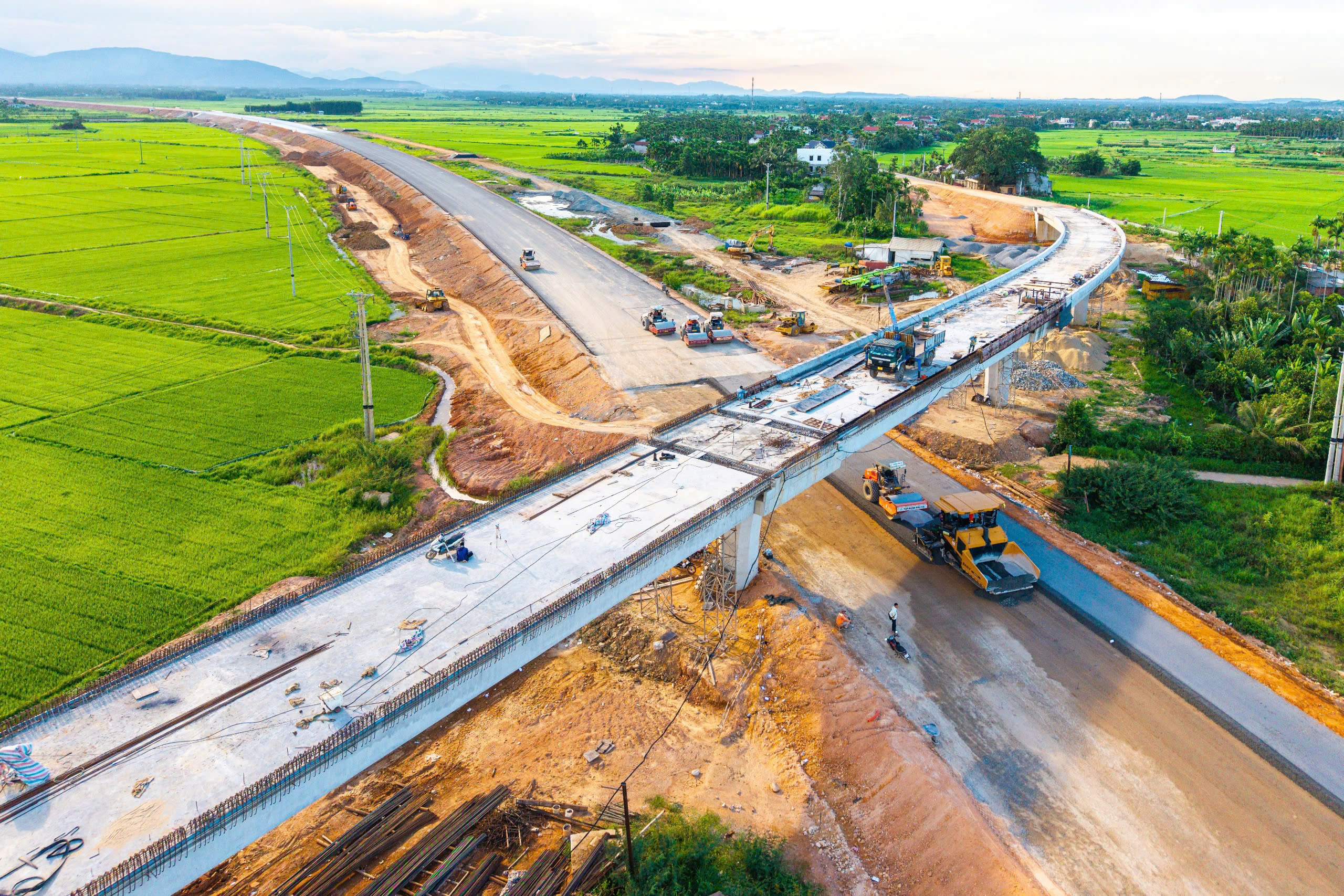 ĐỘT PH&Aacute; HẠ TẦNG, KIẾN TẠO VỊ THẾ (*): Trục kết nối kinh tế mới của miền Trung - Ảnh 1.