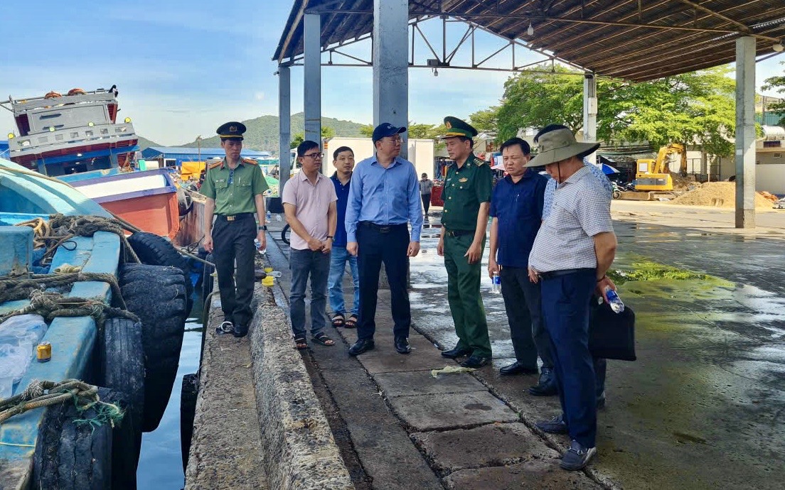 Phó Chủ tịch UBND TPHCM Hoàng Nguyên Dinh kiểm tra thực tế tại 4 cảng cá trong ngày 13-12 