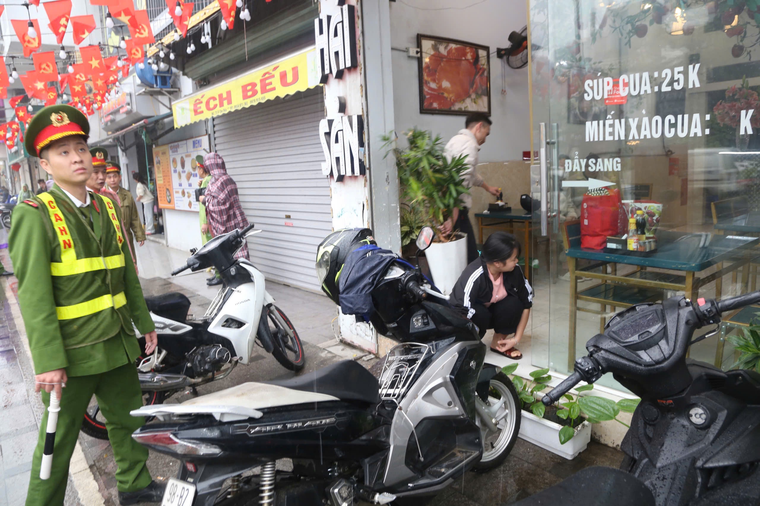 TP H&agrave; Nội ra qu&acirc;n lập lại trật tự đ&ocirc; thị, gi&agrave;nh lại vỉa h&egrave; l&ograve;ng đường ở 126 x&atilde;, phường - Ảnh 5.