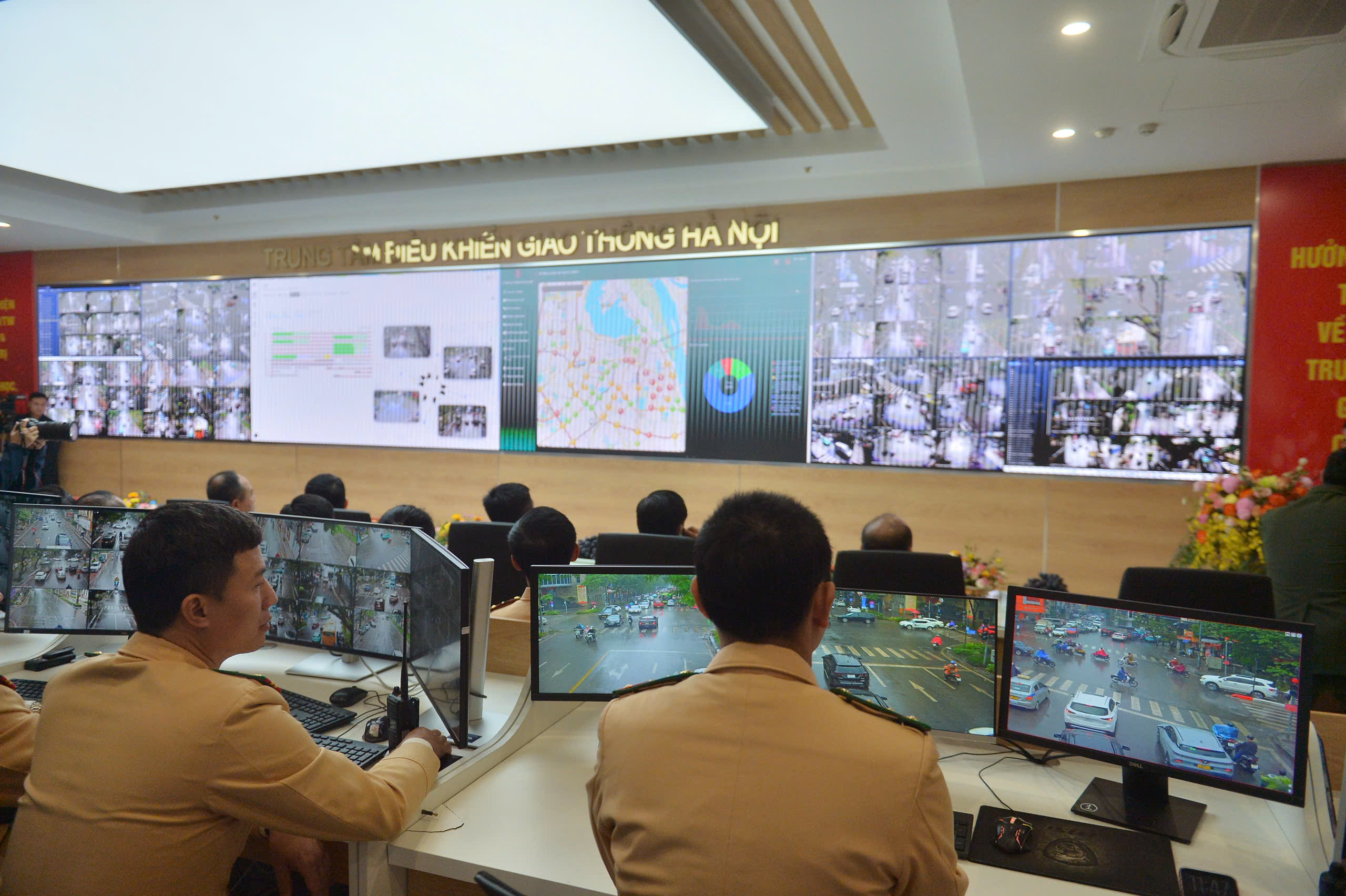 C&ocirc;ng an H&agrave; Nội lắp đặt camera AI gi&uacute;p n&acirc;ng cao an ninh v&agrave; trật tự giao th&ocirc;ng - Ảnh 2.