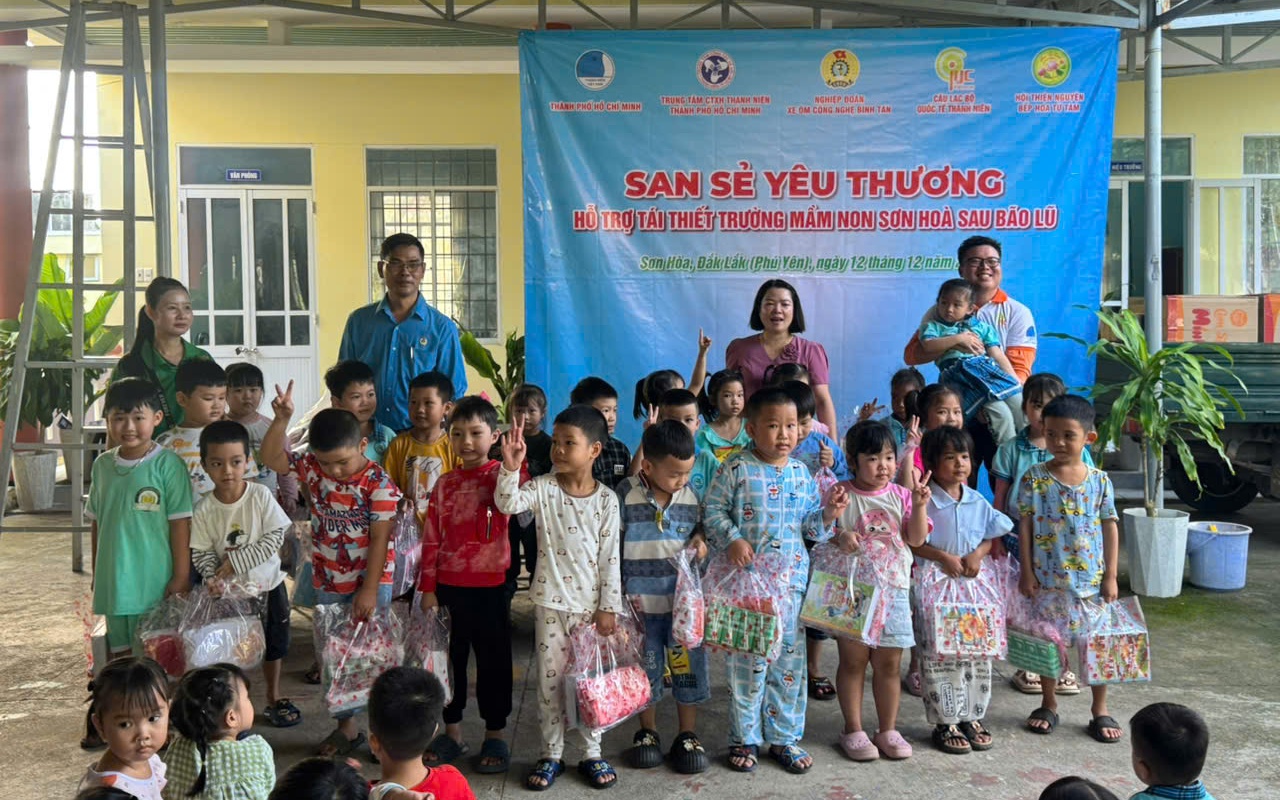 Tài xế xe ôm TPHCM đóng góp, tặng quà học sinh vùng lũ