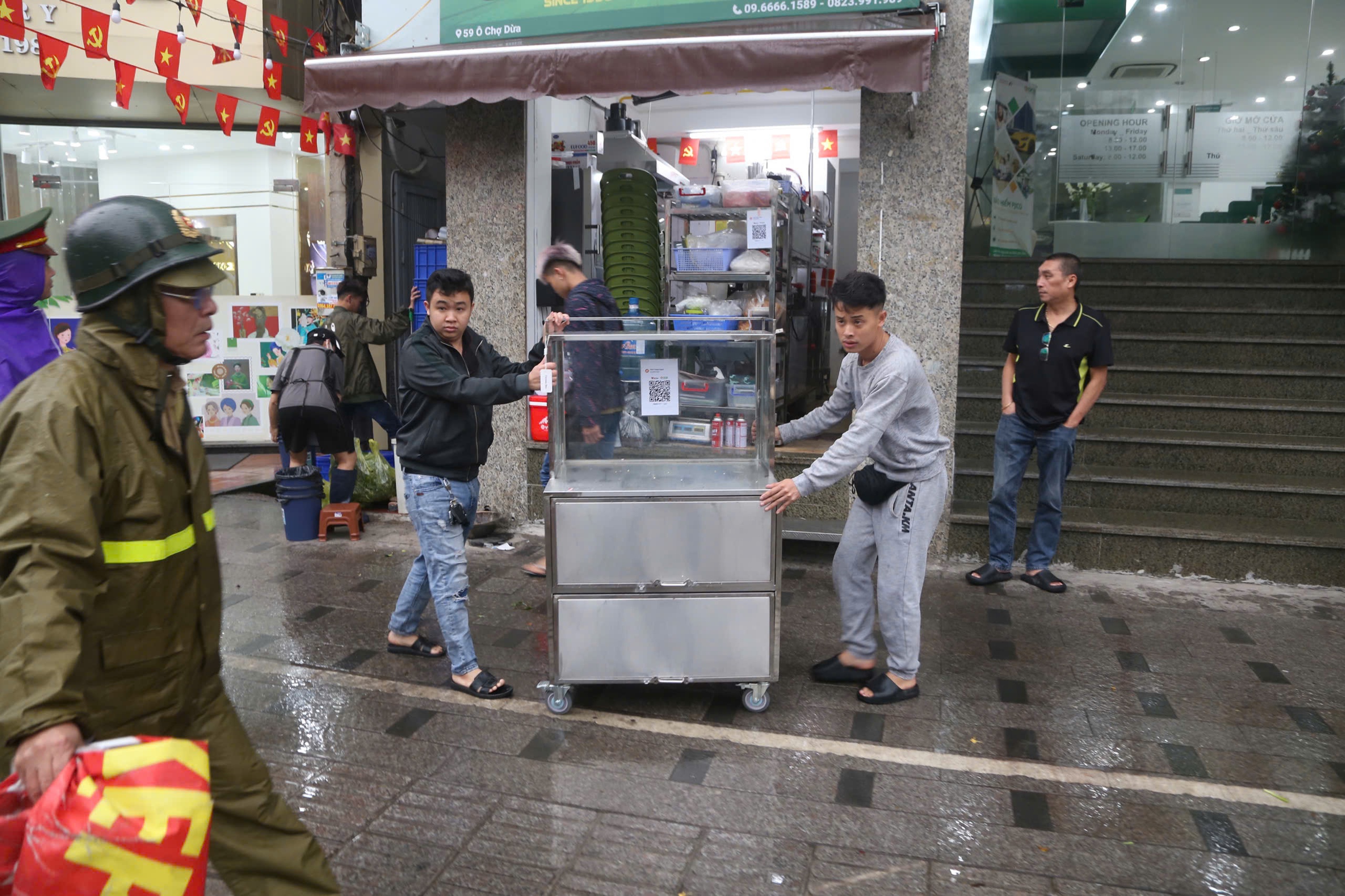 TP H&agrave; Nội ra qu&acirc;n lập lại trật tự đ&ocirc; thị, gi&agrave;nh lại vỉa h&egrave; l&ograve;ng đường ở 126 x&atilde;, phường - Ảnh 1.