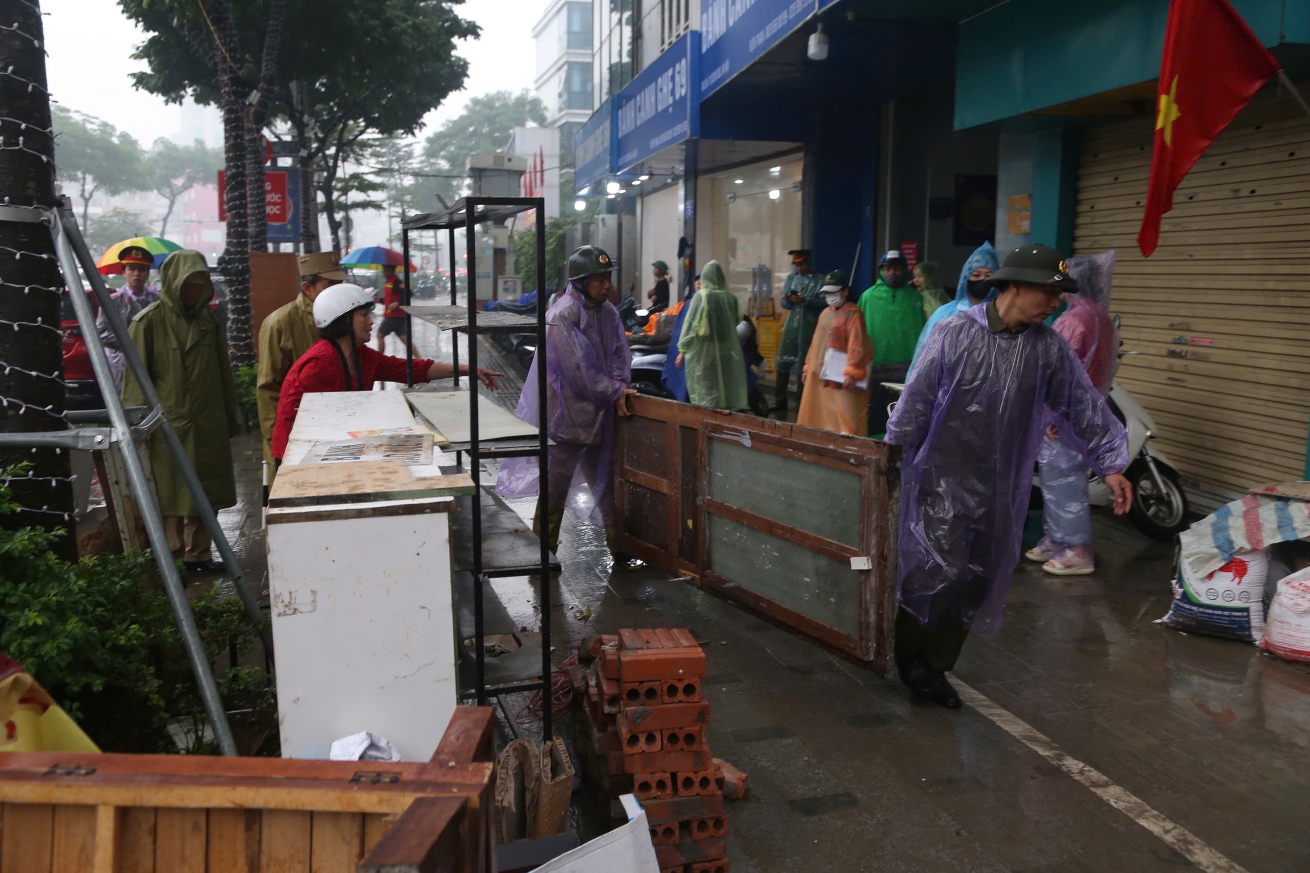 TP H&agrave; Nội ra qu&acirc;n lập lại trật tự đ&ocirc; thị, gi&agrave;nh lại vỉa h&egrave; l&ograve;ng đường ở 126 x&atilde;, phường - Ảnh 7.