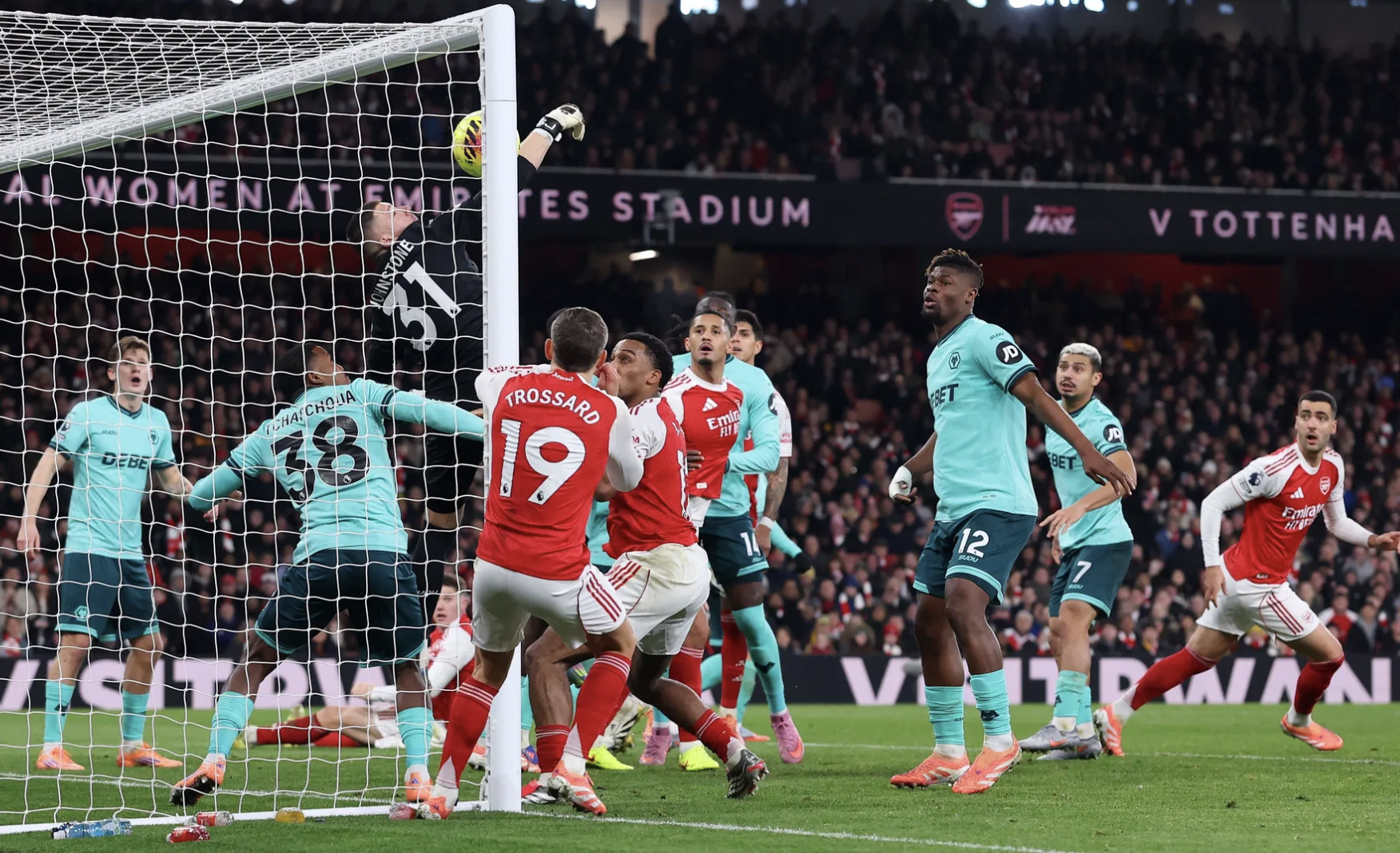Arsenal thắng bằng hai b&agrave;n đ&aacute; phản, vững ng&ocirc;i đầu Ngoại hạng - Ảnh 3.