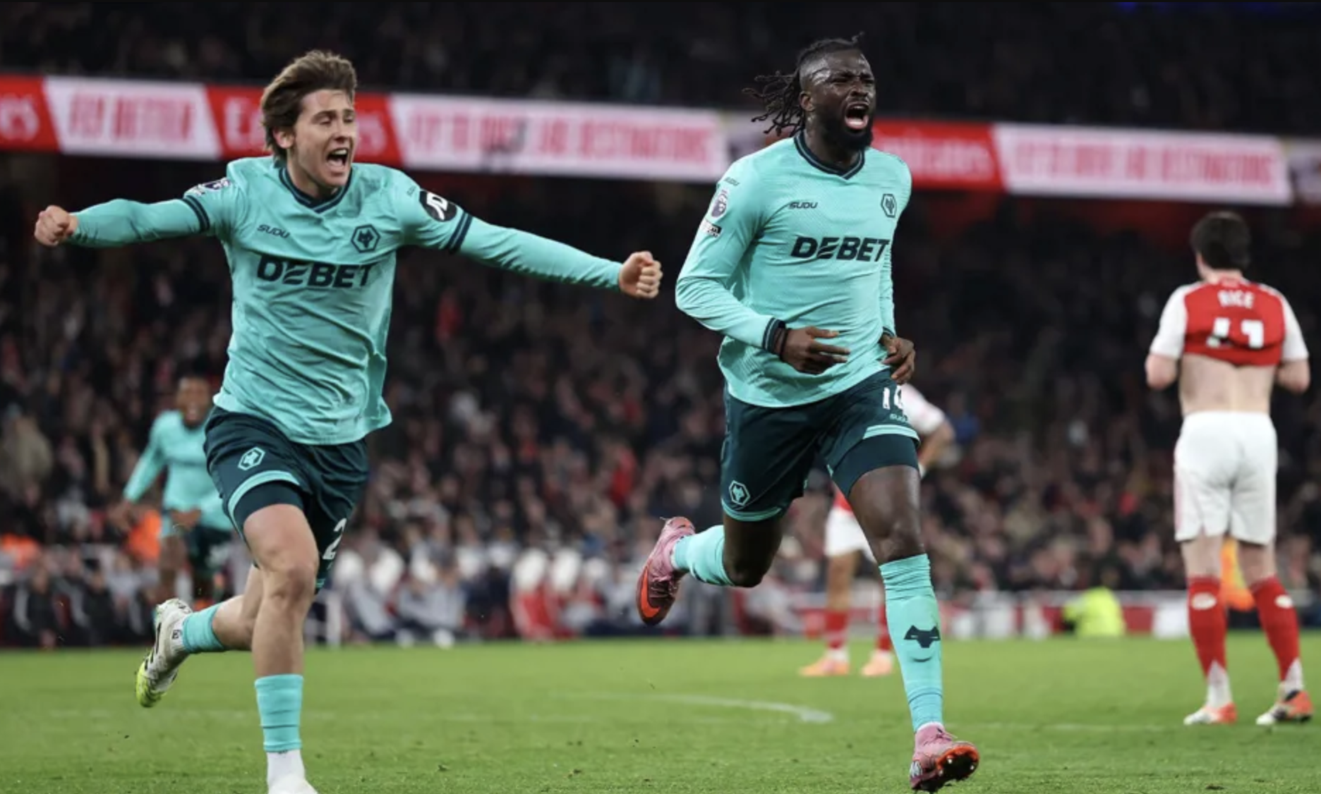 Arsenal thắng bằng hai b&agrave;n đ&aacute; phản, vững ng&ocirc;i đầu Ngoại hạng - Ảnh 5.