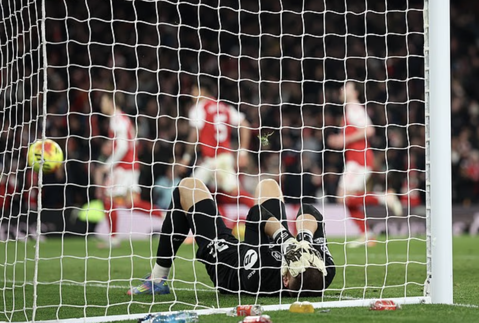 Arsenal thắng bằng hai b&agrave;n đ&aacute; phản, vững ng&ocirc;i đầu Ngoại hạng - Ảnh 4.