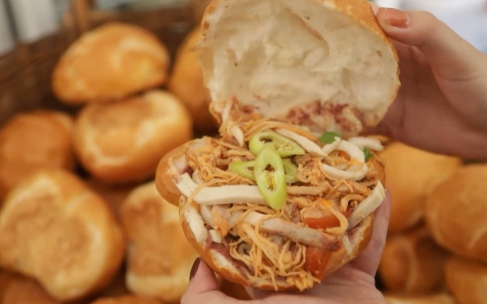 Số ca nhập viện sau khi ăn b&aacute;nh m&igrave; tiếp tục gia tăng, 1 trường hợp nặng - Ảnh 2.