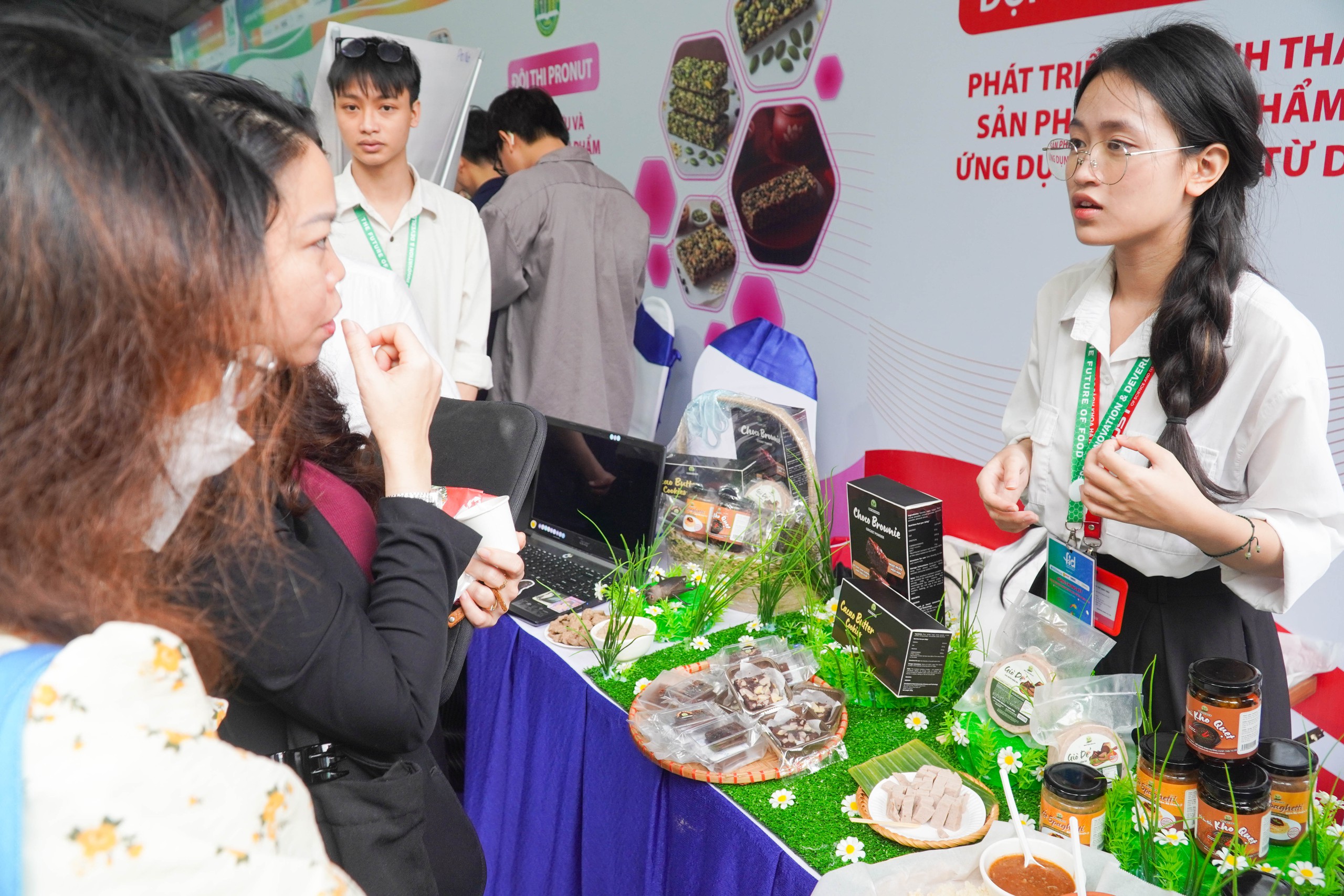 Sinh viên chen chân thử giò chả, kho quẹt, bánh quy làm từ dế - Ảnh 2.