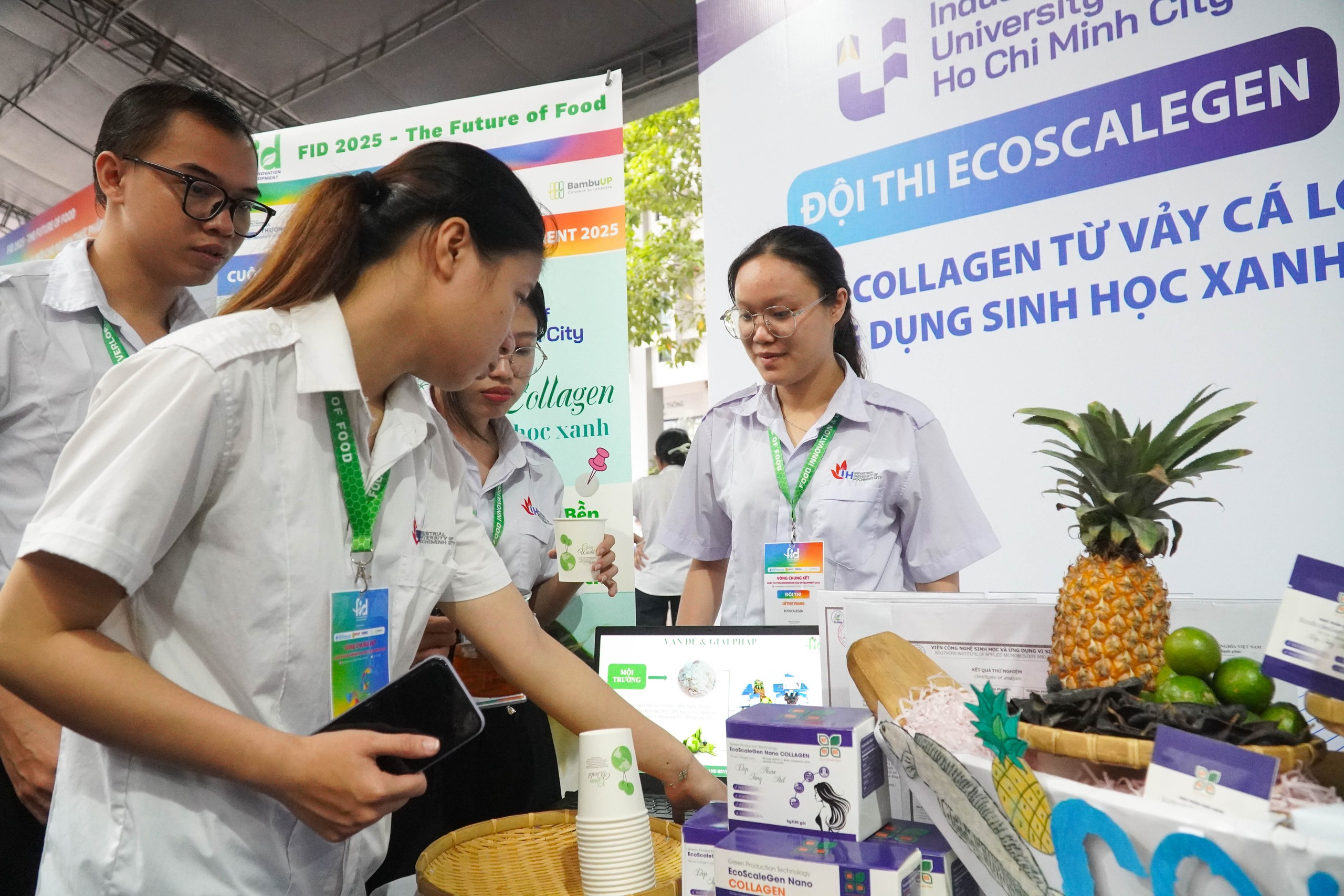 Sinh viên chen chân thử giò chả, kho quẹt, bánh quy làm từ dế - Ảnh 5.