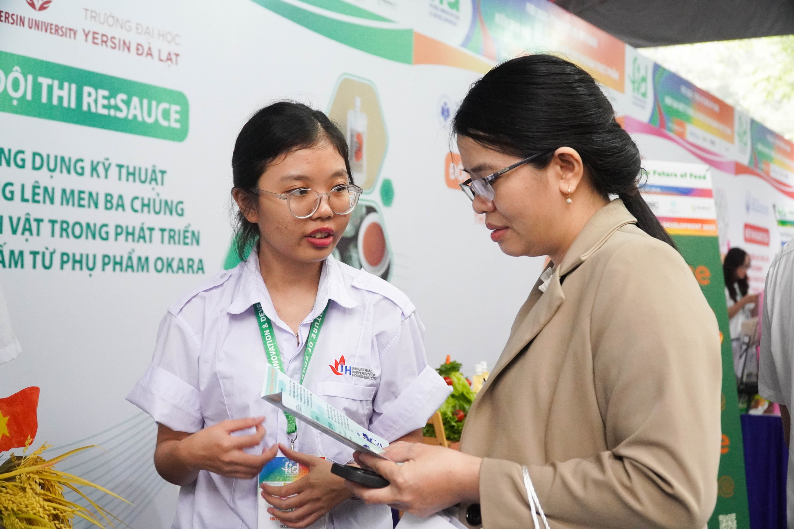Sinh viên chen chân thử giò chả, kho quẹt, bánh quy làm từ dế - Ảnh 6.