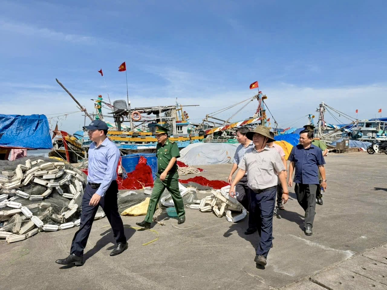 Ph&oacute; Chủ tịch UBND TPHCM Ho&agrave;ng Nguy&ecirc;n Dinh kiểm tra tại c&aacute;c cảng c&aacute; - Ảnh 1.