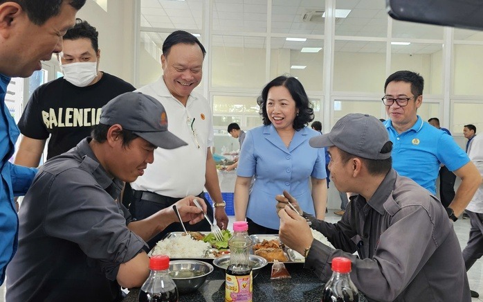 Khai mạc triển lãm ảnh "Công đoàn TPHCM - Niềm tin của người lao động" - Ảnh 3.