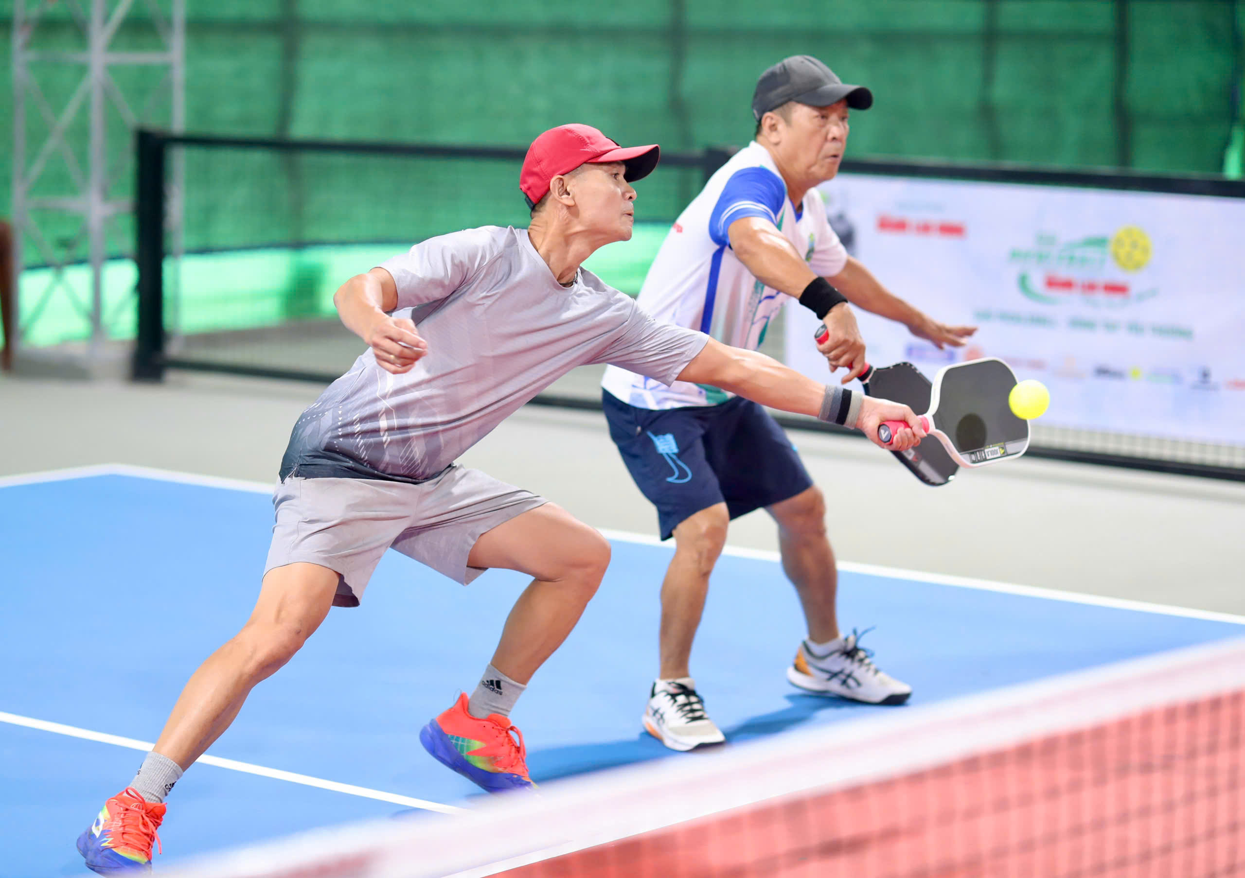Giải Pickleball "Vòng tay yêu thương" Báo Người Lao Động 2025: Tưng bừng khai mạc - Ảnh 11.