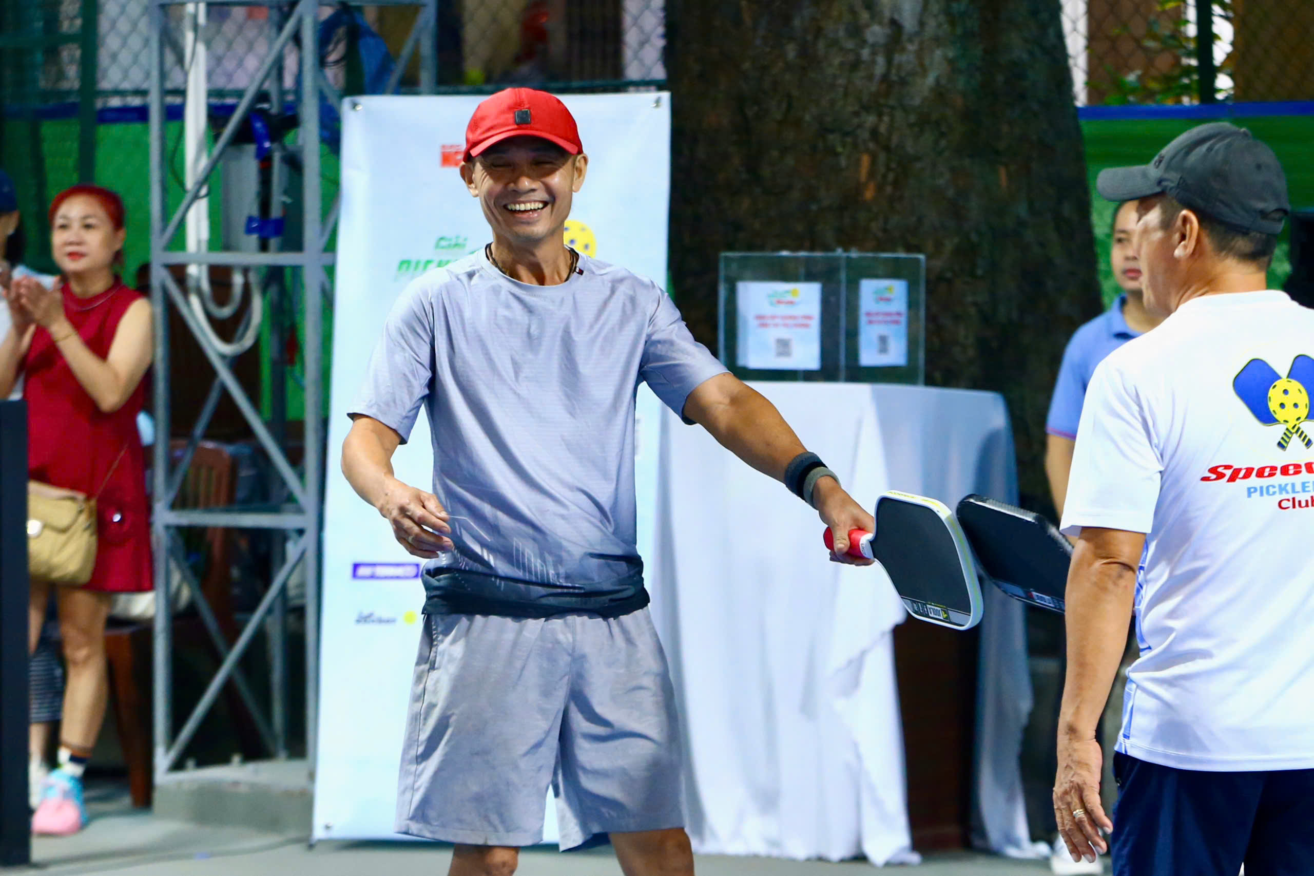 Giải Pickleball "Vòng tay yêu thương" Báo Người Lao Động 2025: Tưng bừng khai mạc - Ảnh 16.