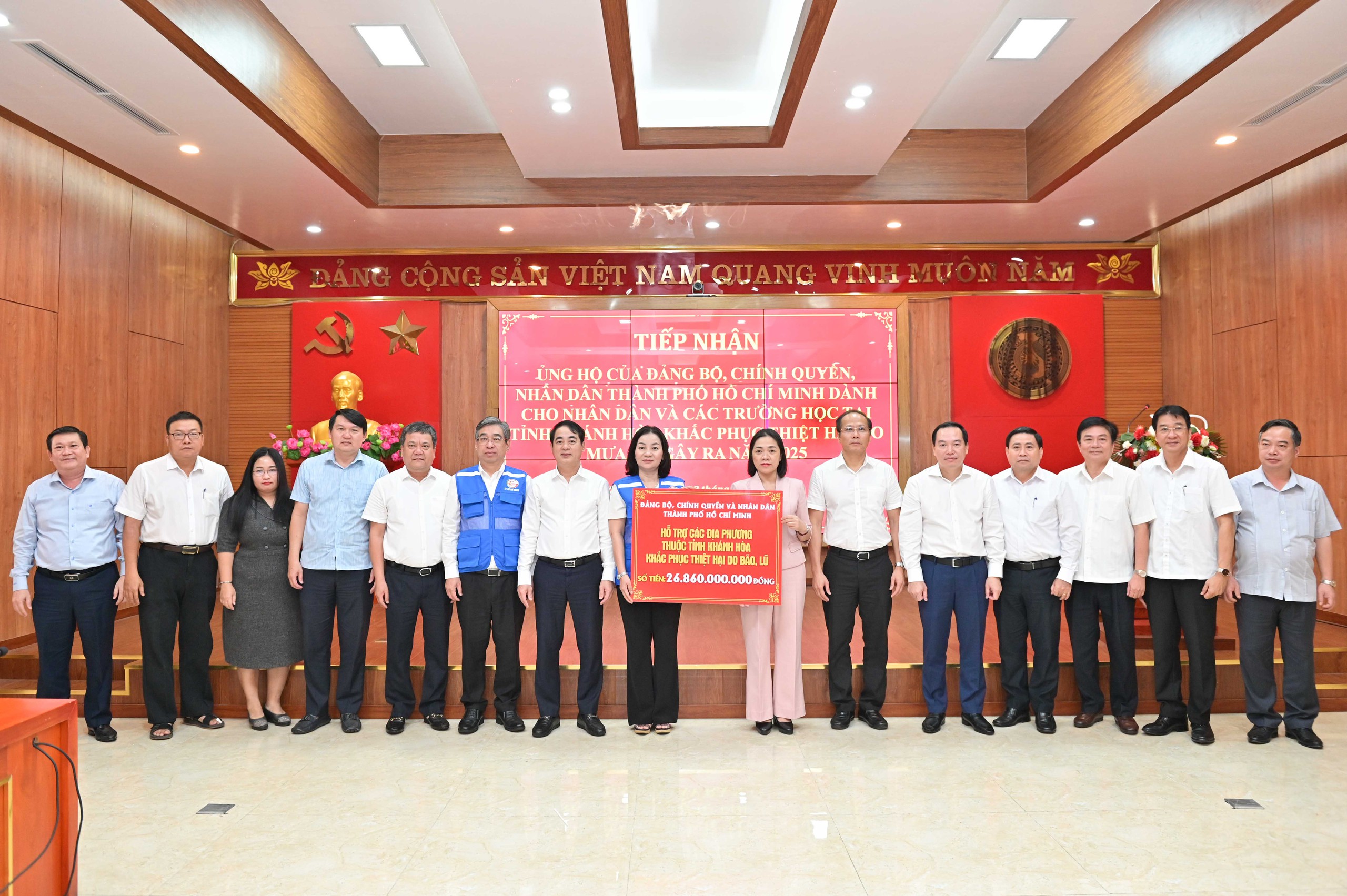 TP Hồ Ch&iacute; Minh tiếp tục hỗ trợ tỉnh Kh&aacute;nh H&ograve;a hơn 57 tỉ đồng khắc phục lũ lụt - Ảnh 1.