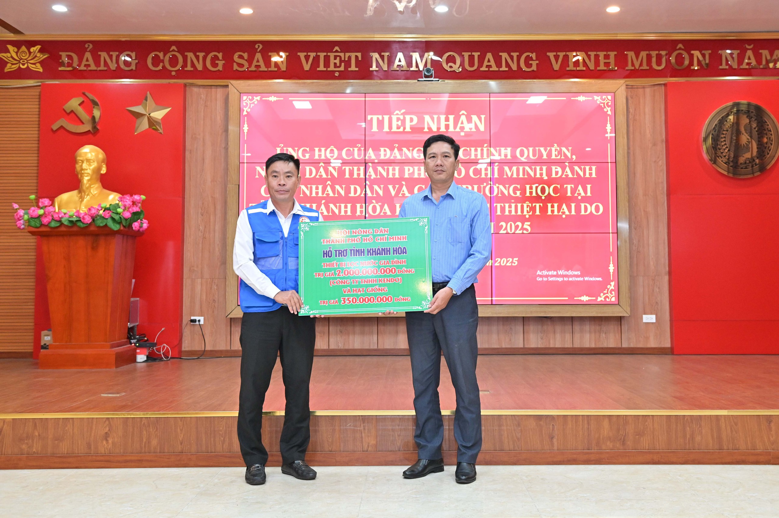 TP Hồ Ch&iacute; Minh tiếp tục hỗ trợ tỉnh Kh&aacute;nh H&ograve;a hơn 57 tỉ đồng khắc phục lũ lụt - Ảnh 2.