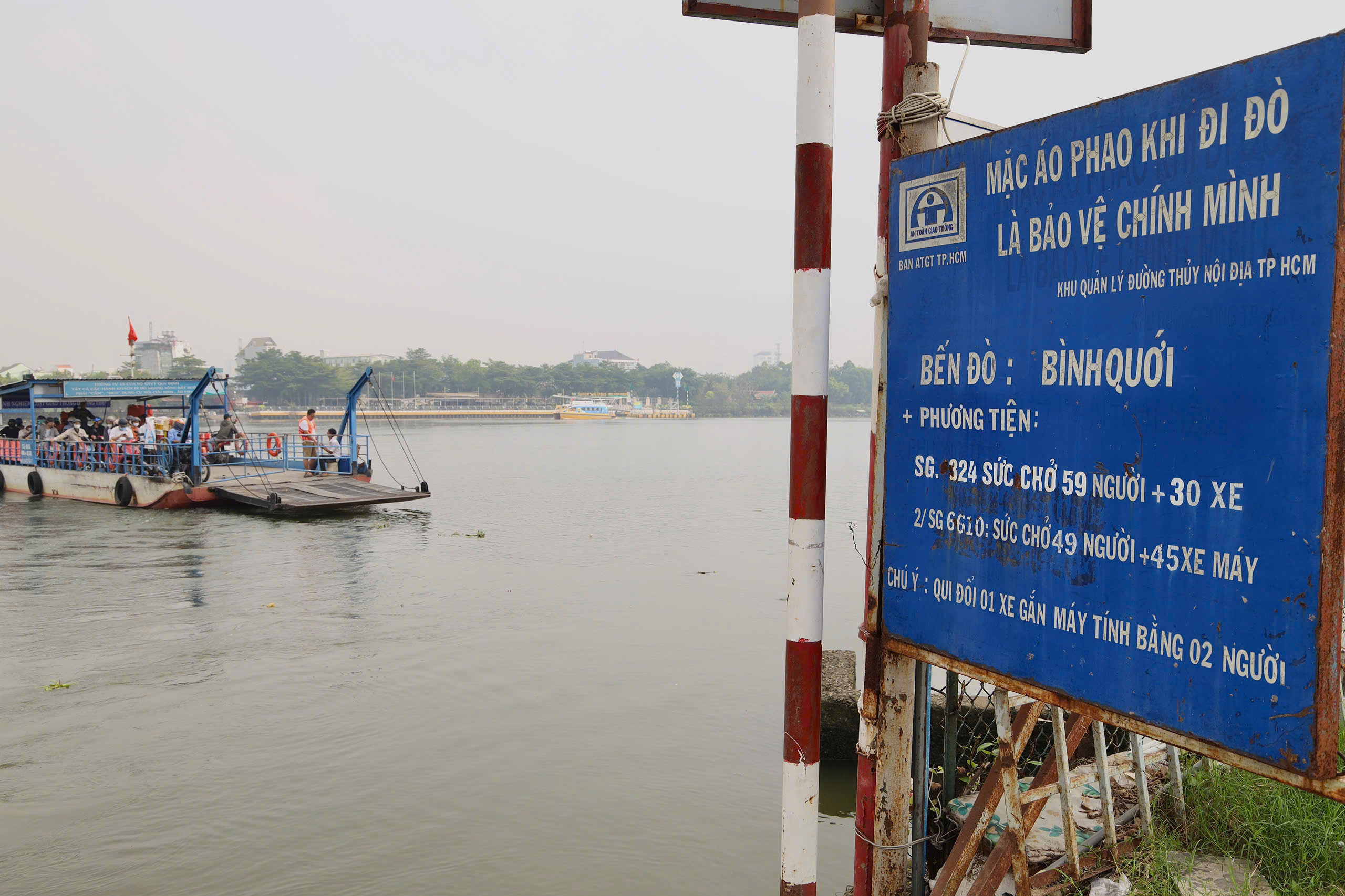 Sáng 13-12, phà Bình Quới mở cửa, xe máy ùn ùn qua sông - Ảnh 7.