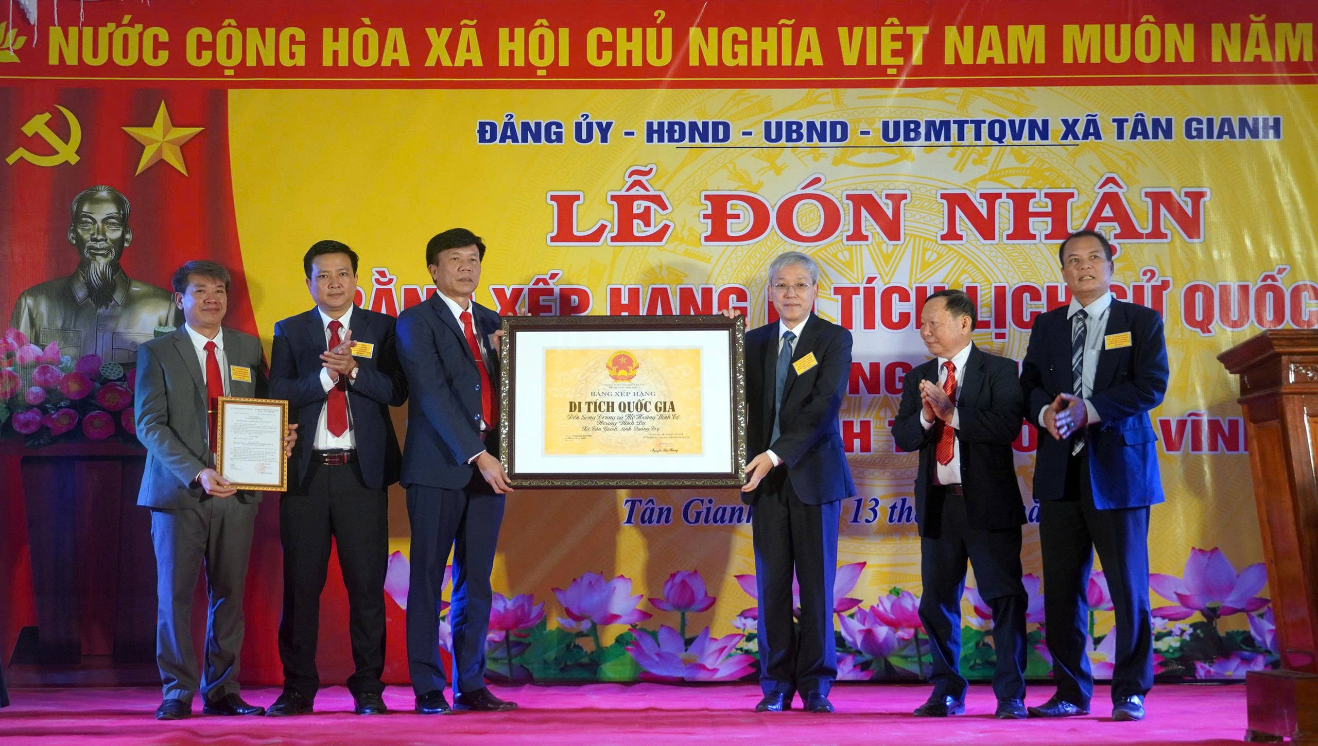 Điều chưa kể về ng&ocirc;i đền Song Trung v&agrave; mộ hai cha con c&ocirc;ng thần thời Hậu L&ecirc; ở Quảng Trị - Ảnh 1.