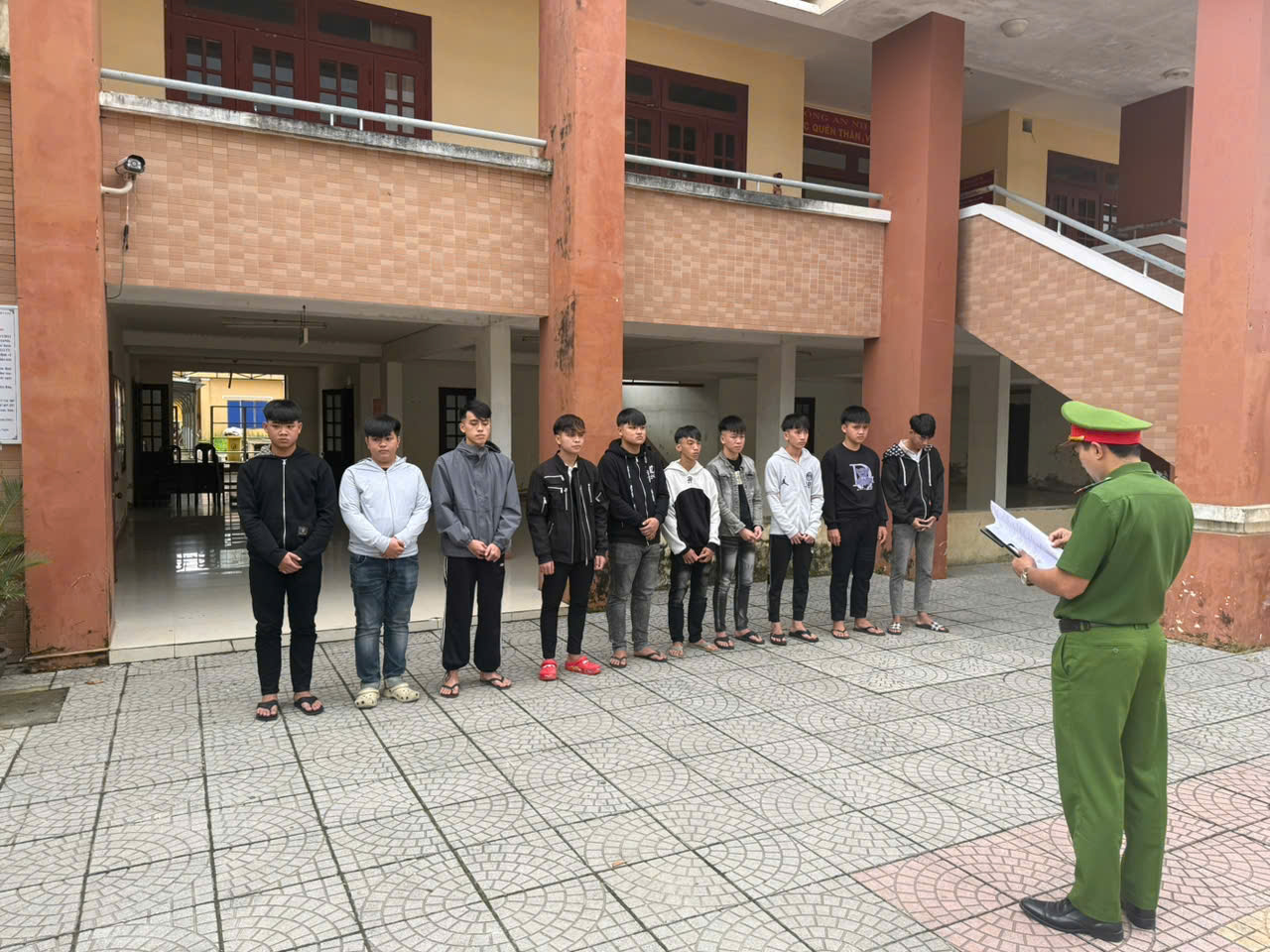 Công an Đà Nẵng khởi tố 10 đối tượng gây rối trật tự công cộng - Ảnh 1.