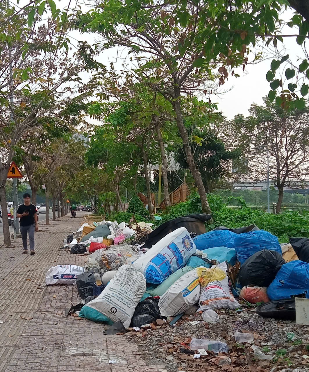 Vỉa hè thành nơi đổ rác - Ảnh 1.