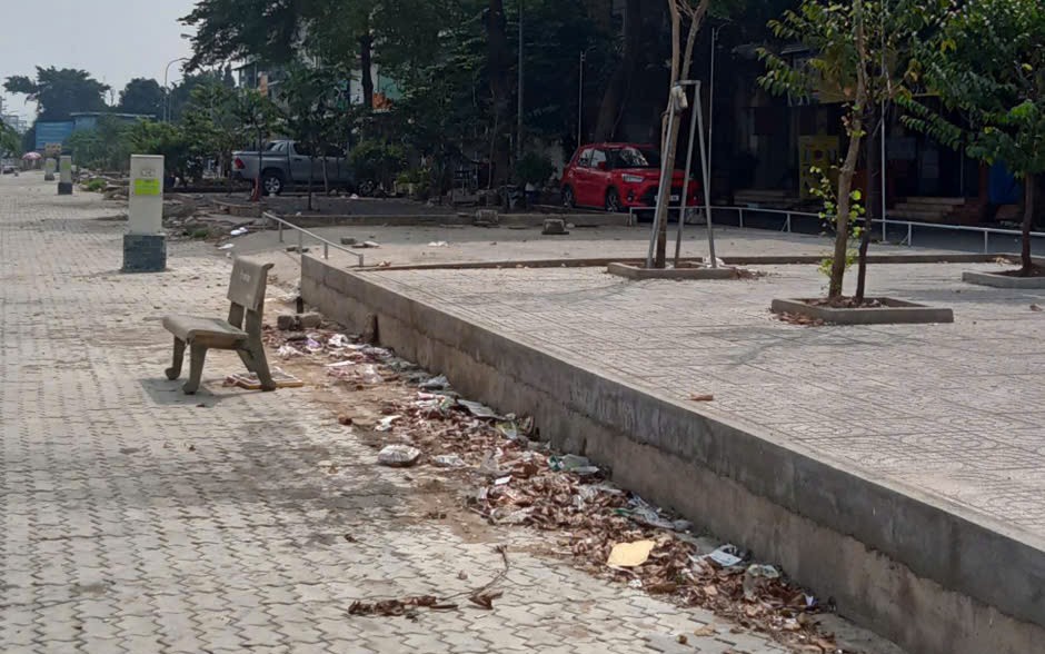 Phản hồi: Thu dọn cột đèn ngổn ngang