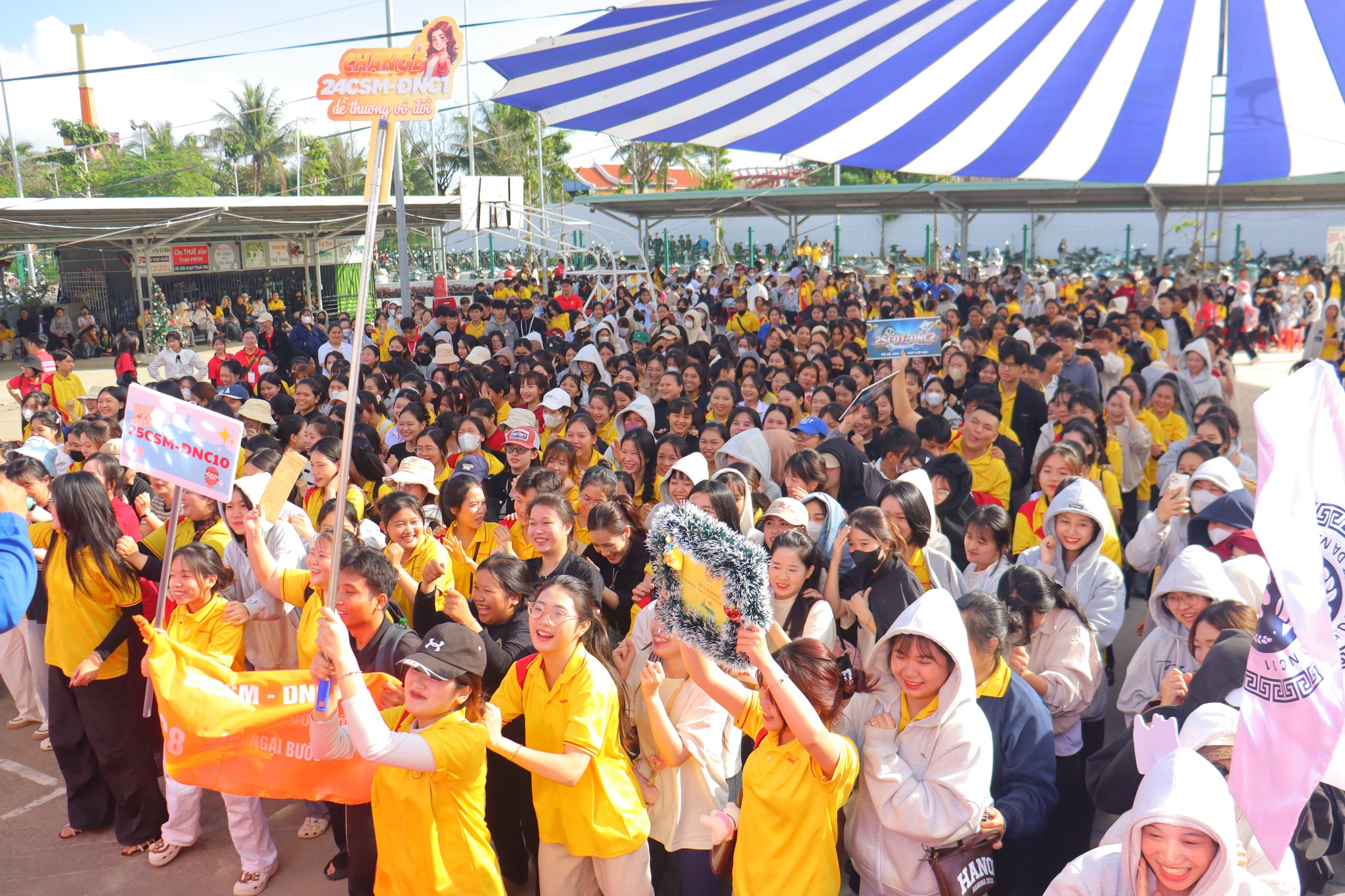 Thời trang t&aacute;i chế, t&agrave;i năng trẻ &ldquo;đốt n&oacute;ng&rdquo; ng&agrave;y hội ch&agrave;o t&acirc;n sinh vi&ecirc;n Đại Việt Đ&agrave; Nẵng - Ảnh 3.