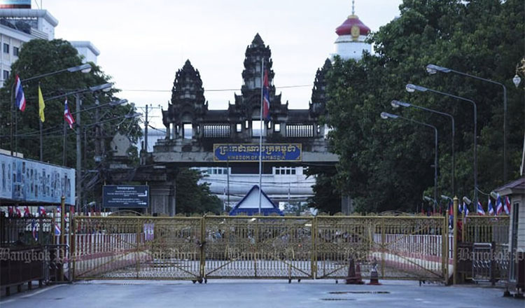 Campuchia đóng cửa biên giới, Thái Lan bác bỏ lệnh ngừng bắn - Ảnh 1.