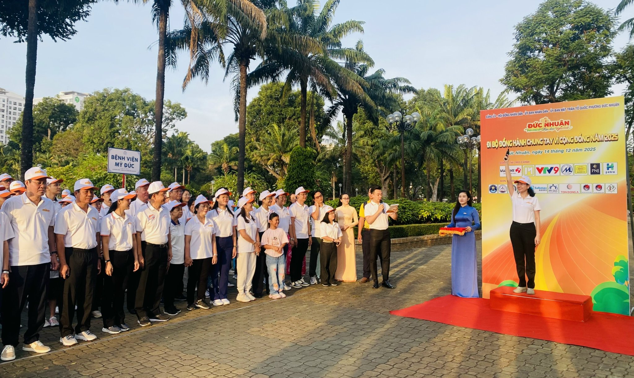 TPHCM: Phường Đức Nhuận tổ chức đi bộ, g&acirc;y quỹ chăm lo cho người kh&oacute; khăn - Ảnh 4.
