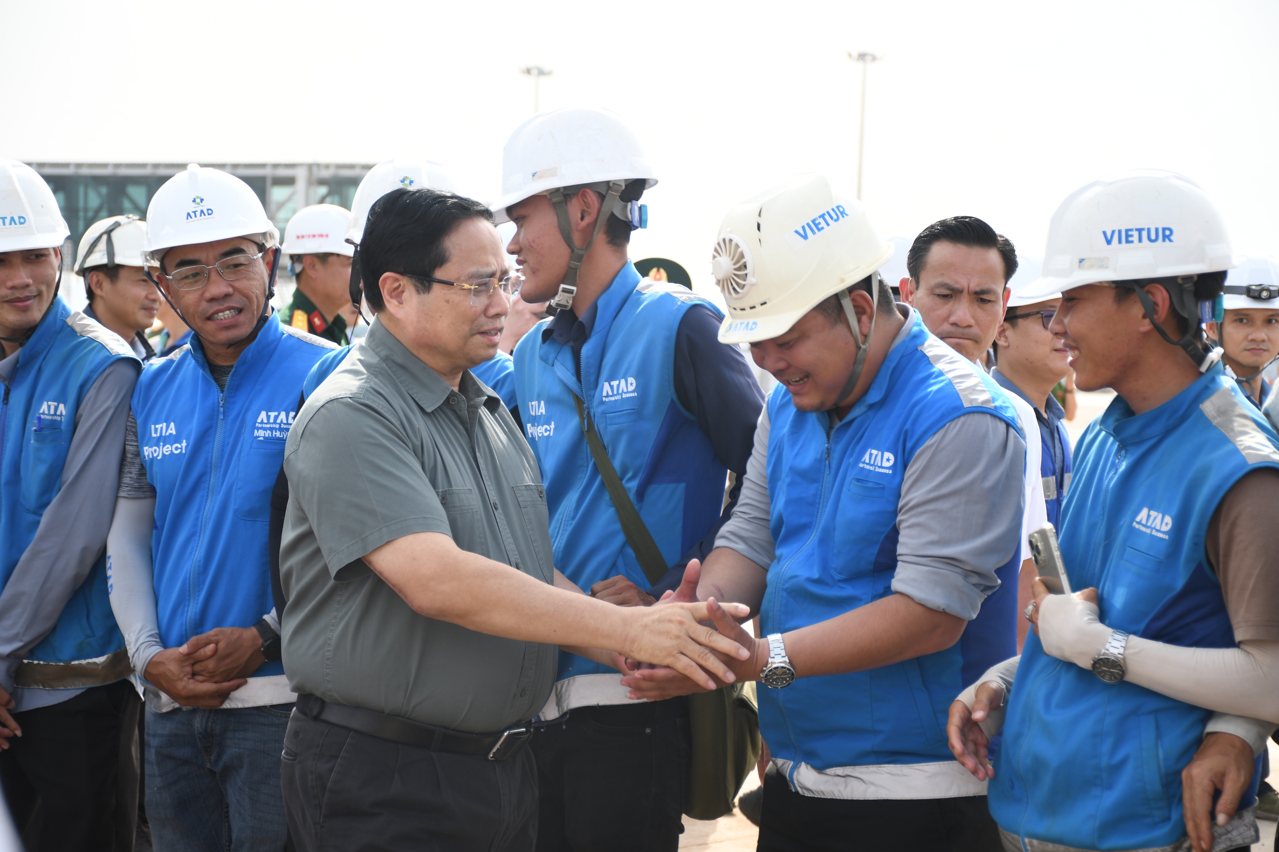 Thủ tướng Phạm Minh Ch&iacute;nh kiểm tra s&acirc;n bay Long Th&agrave;nh trước chuyến bay kỹ thuật đầu ti&ecirc;n - Ảnh 2.