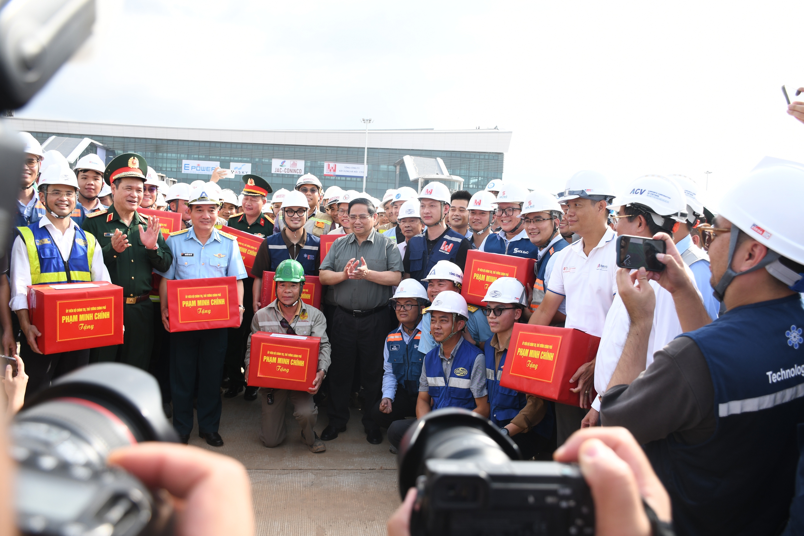 Thủ tướng Phạm Minh Ch&iacute;nh kiểm tra s&acirc;n bay Long Th&agrave;nh trước chuyến bay kỹ thuật đầu ti&ecirc;n - Ảnh 3.
