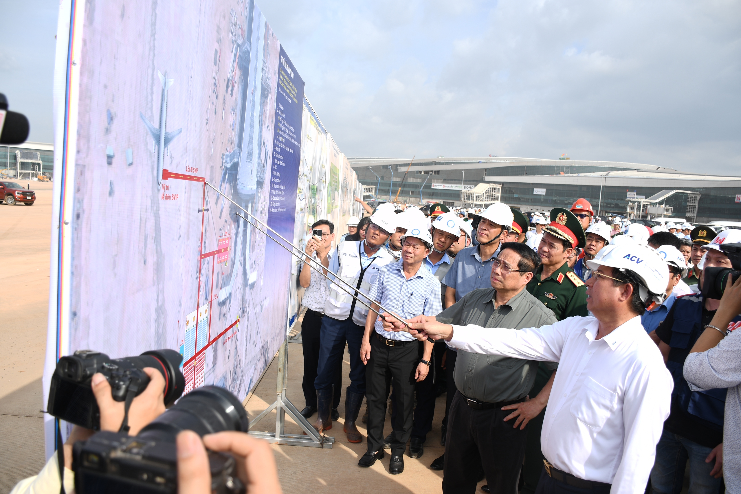 Thủ tướng Phạm Minh Ch&iacute;nh kiểm tra s&acirc;n bay Long Th&agrave;nh trước chuyến bay kỹ thuật đầu ti&ecirc;n - Ảnh 5.