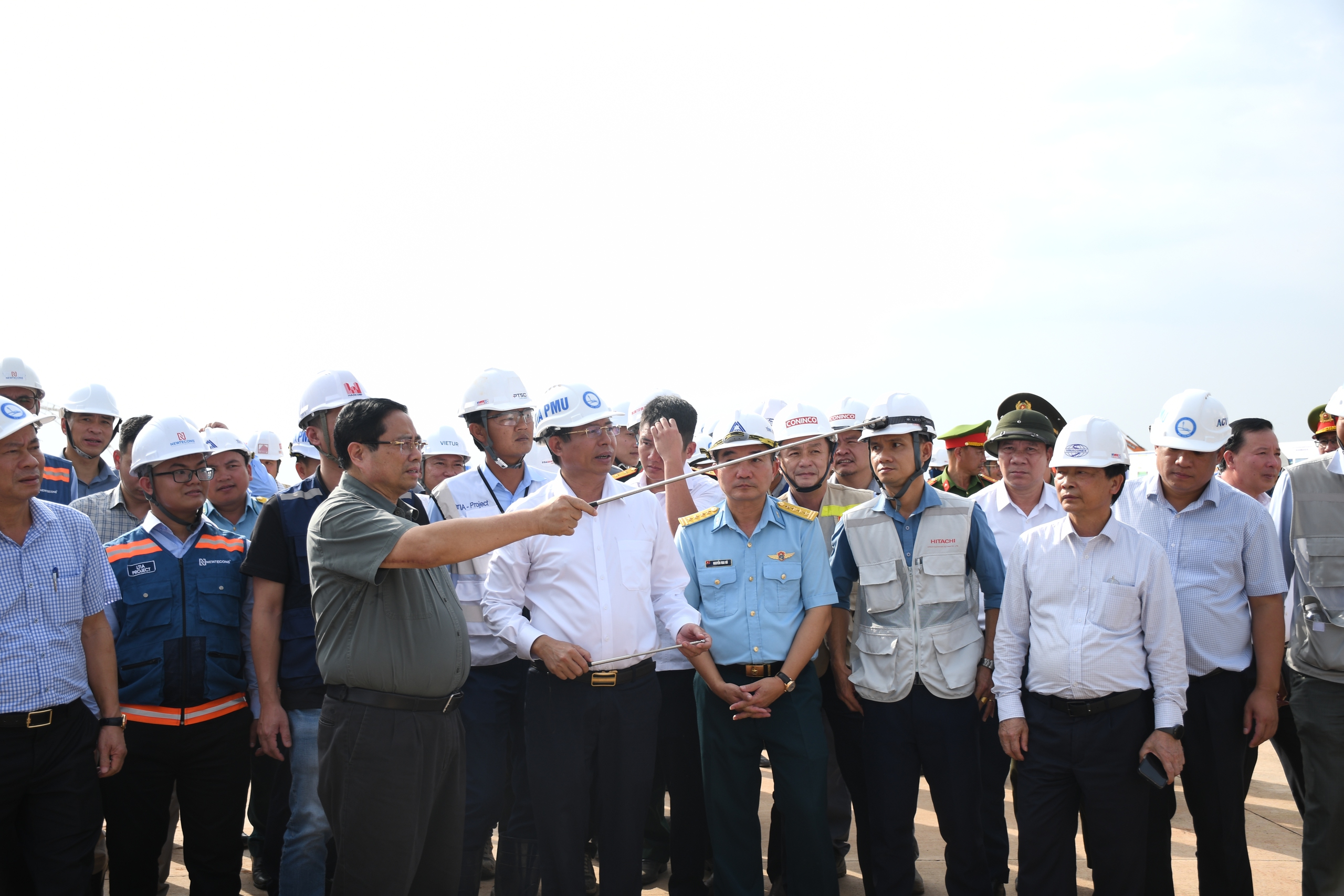 Thủ tướng Phạm Minh Ch&iacute;nh kiểm tra s&acirc;n bay Long Th&agrave;nh trước chuyến bay kỹ thuật đầu ti&ecirc;n - Ảnh 1.