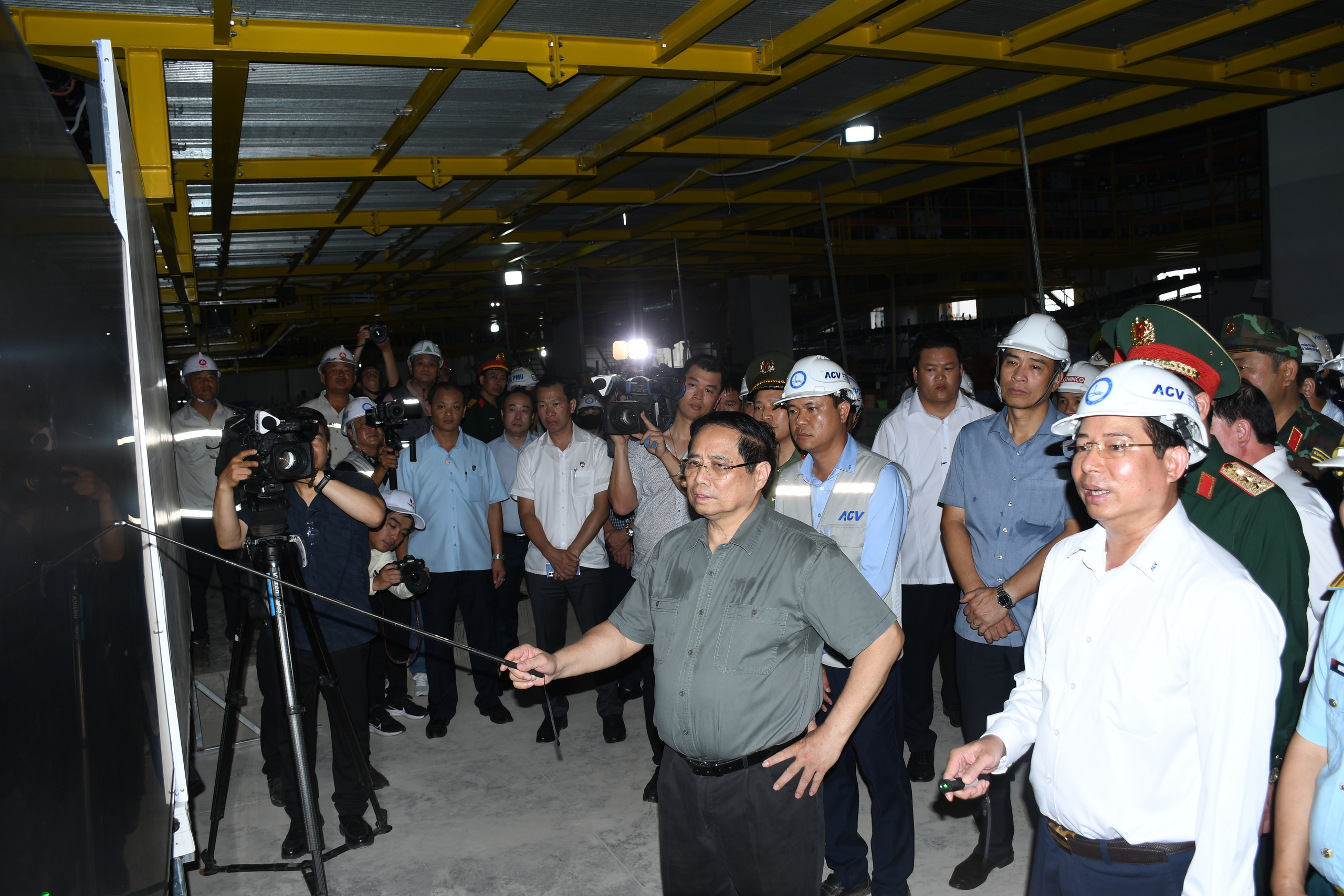 Thủ tướng Phạm Minh Ch&iacute;nh kiểm tra s&acirc;n bay Long Th&agrave;nh trước chuyến bay kỹ thuật đầu ti&ecirc;n - Ảnh 4.